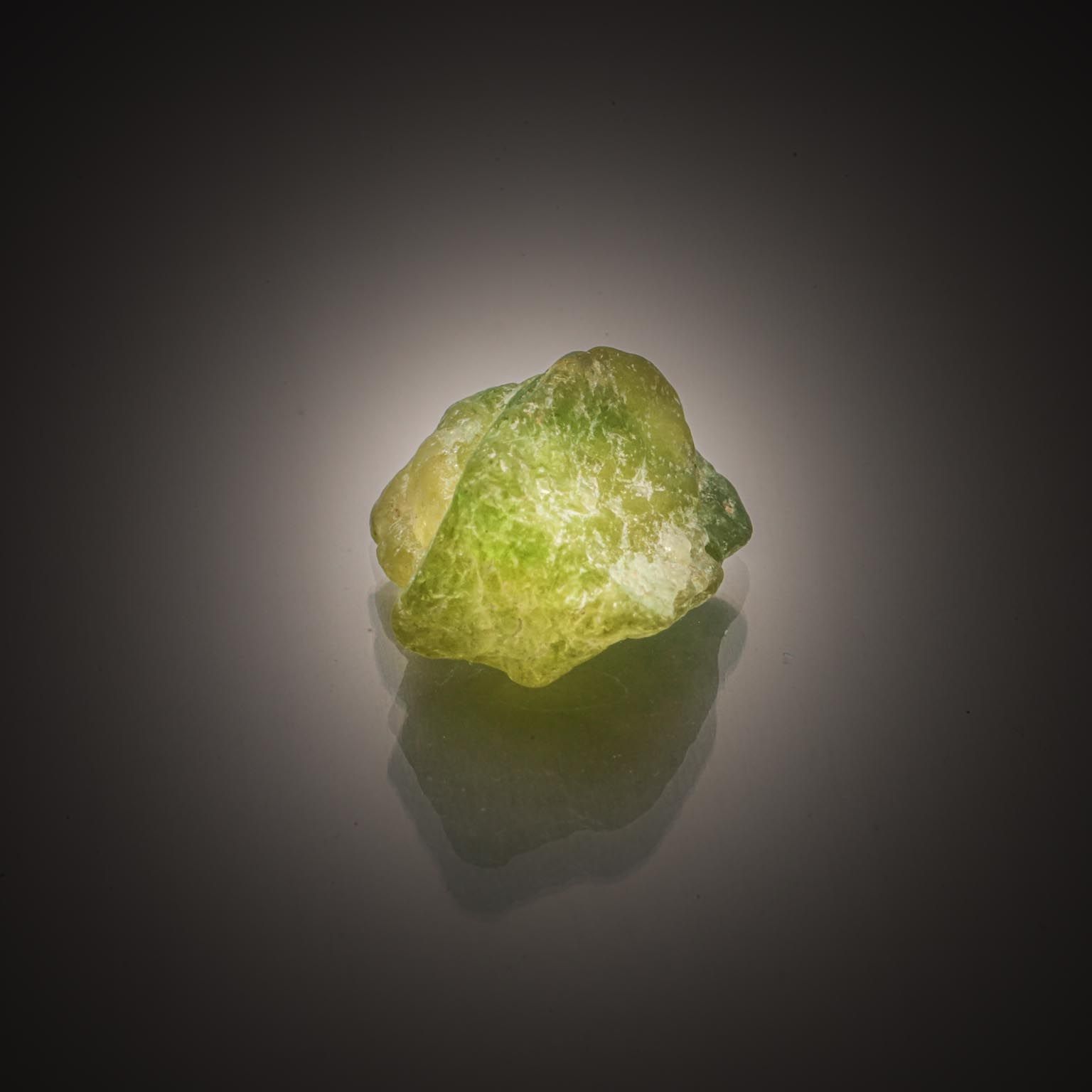 Apatite verte brute sur papier. - Lazuli