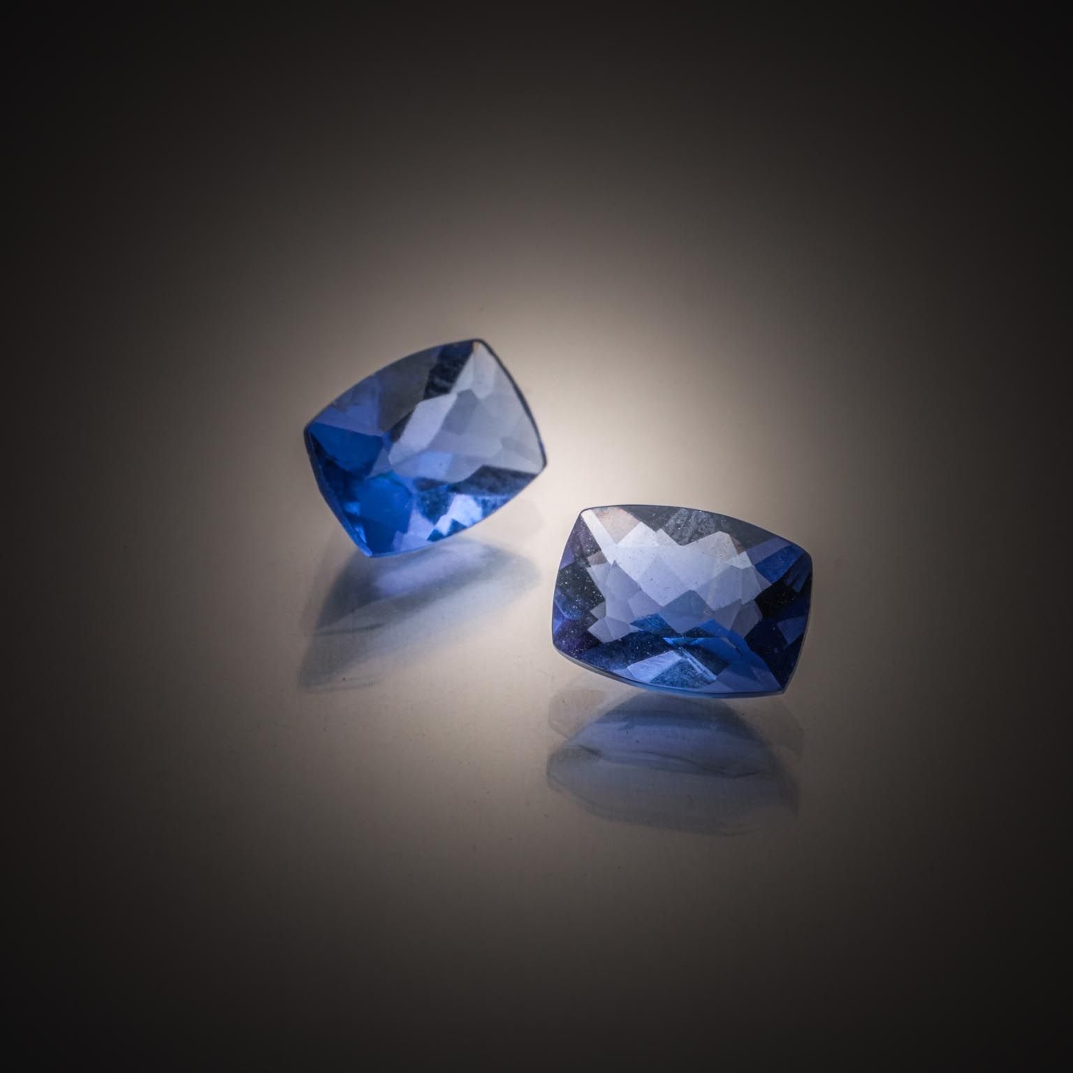 Lot de quatre saphirs bleus/verts sur papier. - Lazuli