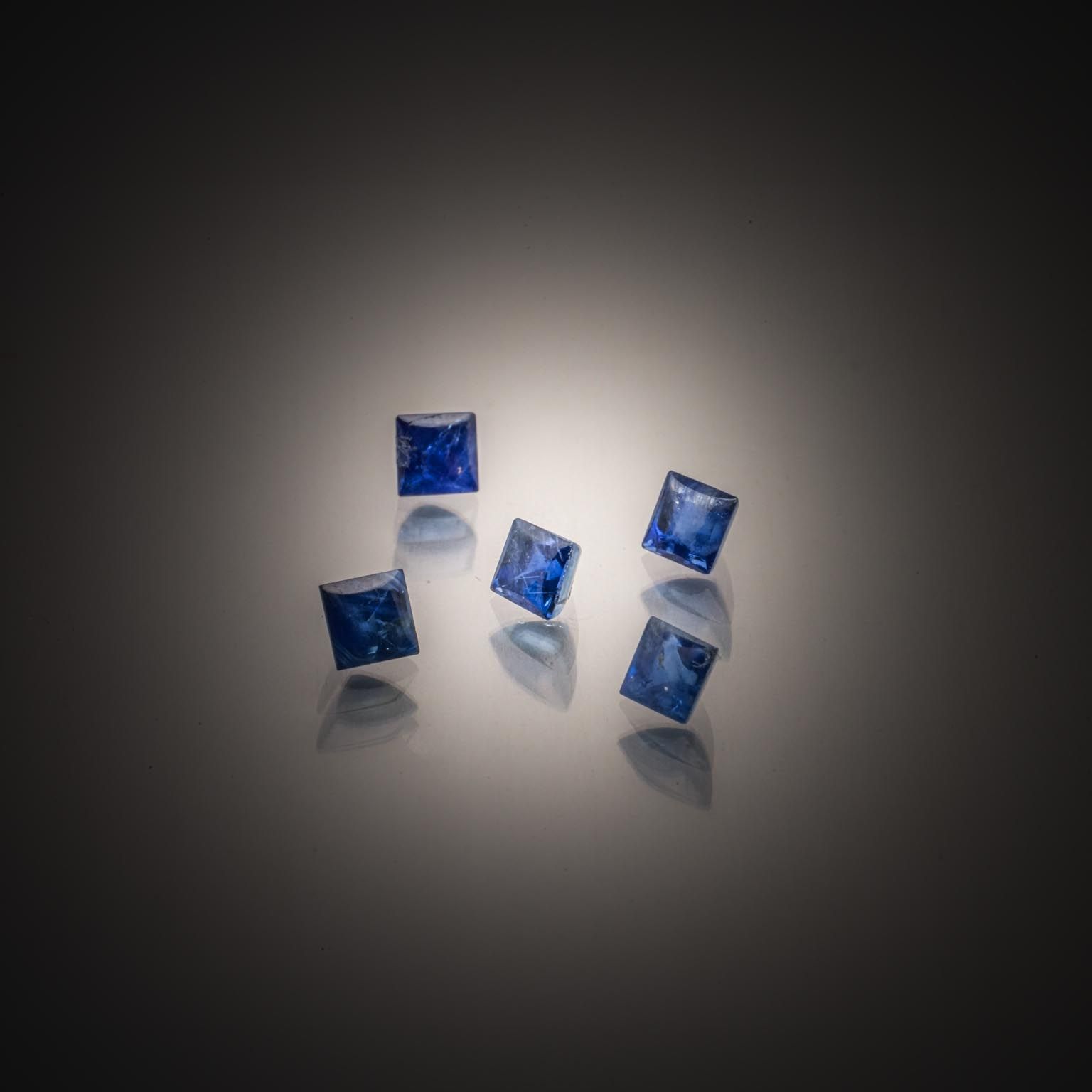 Rubis brut sur papier. - Lazuli