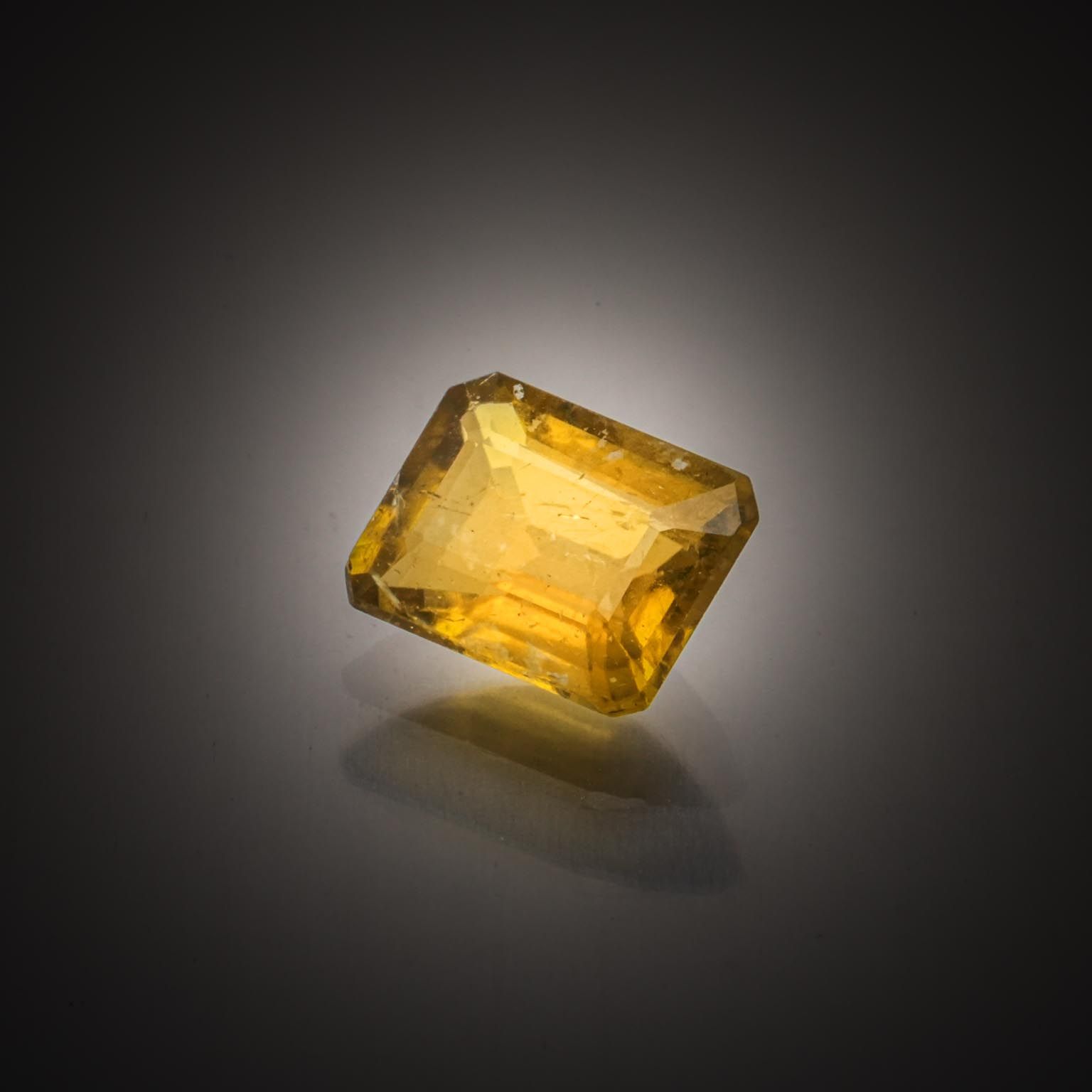 Grenat rhodolite stylisant un hiboux sur papier. - Lazuli