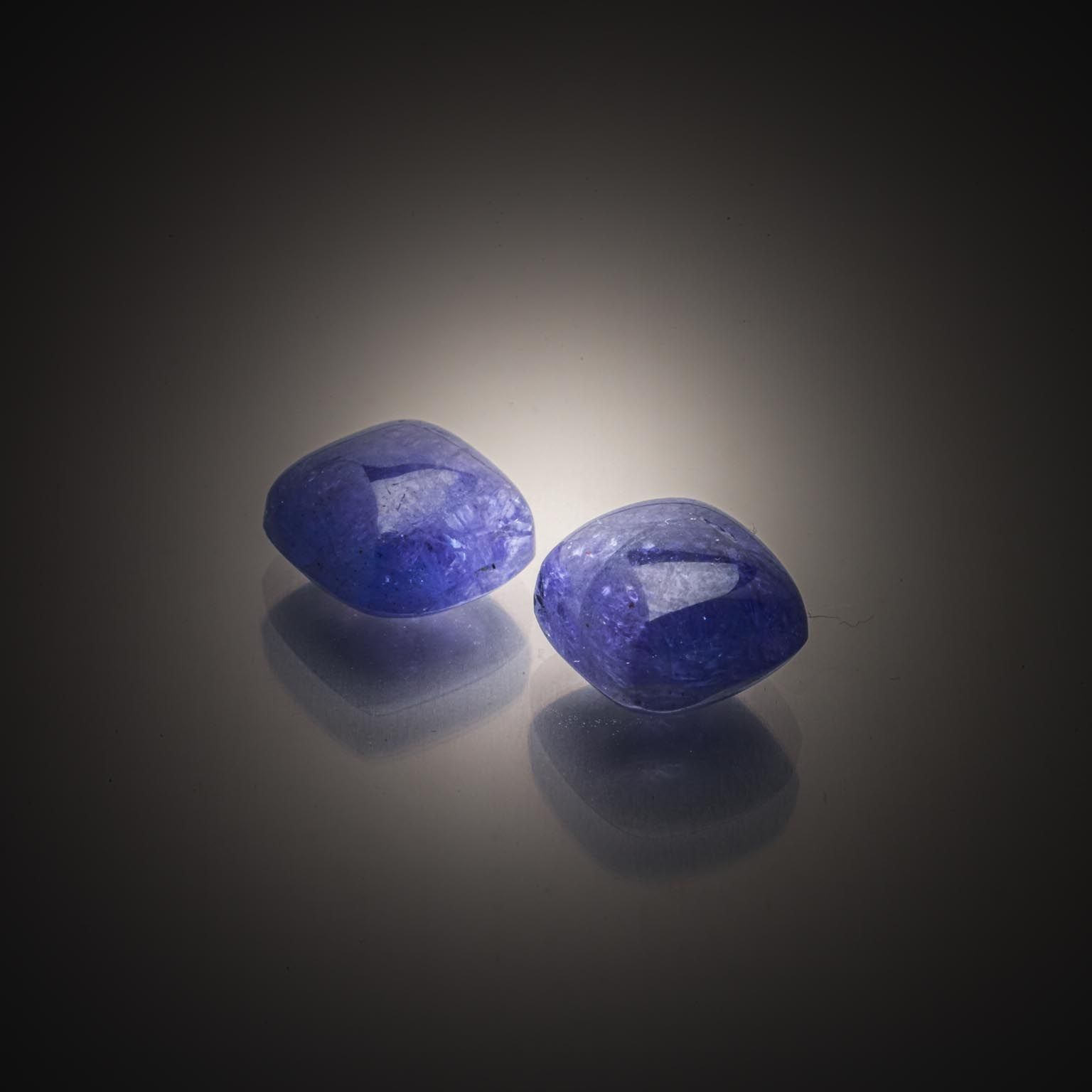 Lot de quatre saphirs bleus/verts sur papier. - Lazuli