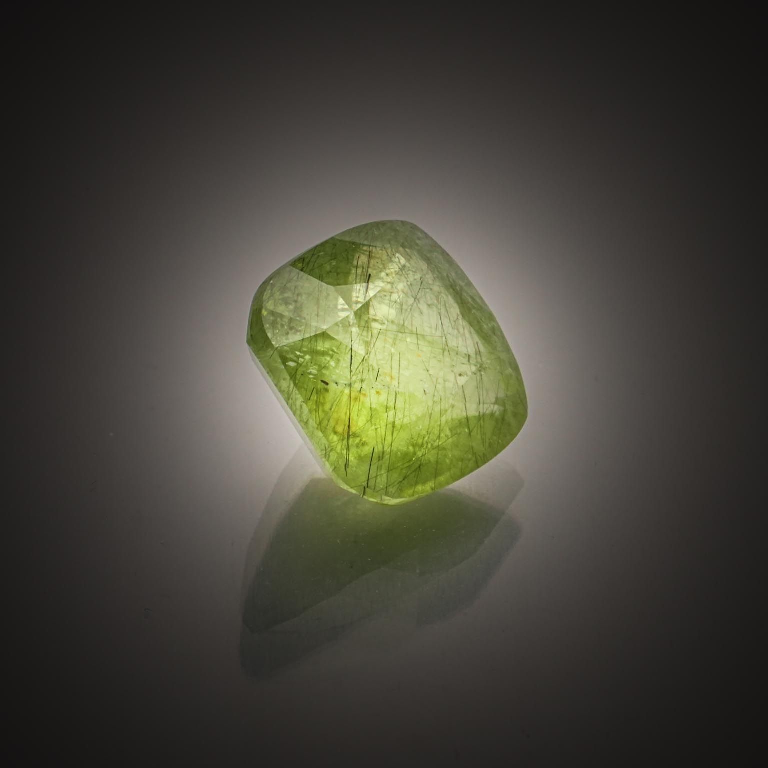 Lot de vingt saphirs poires et ovales sur papier. - Lazuli