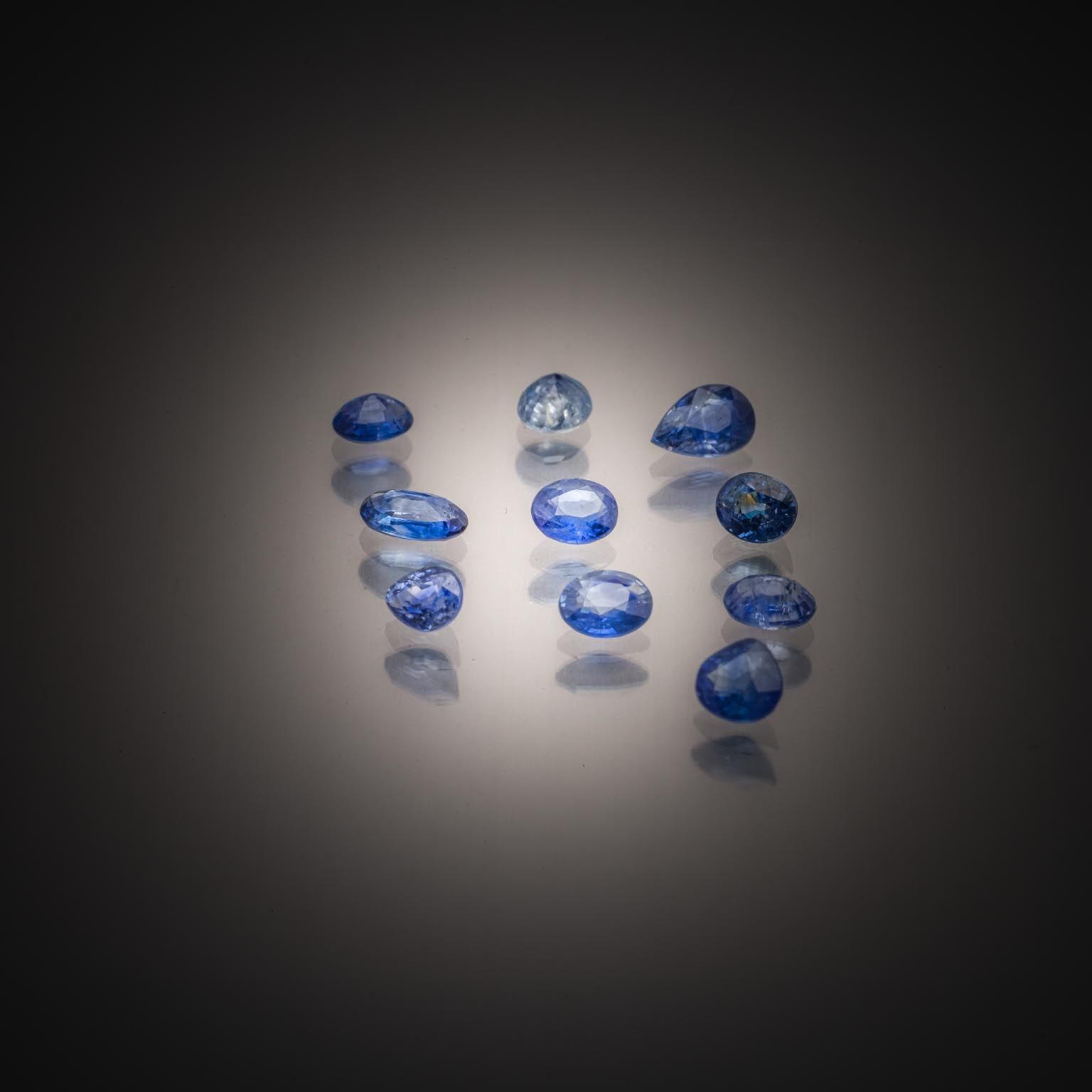 Saphir vert ovale sur papier. - Lazuli