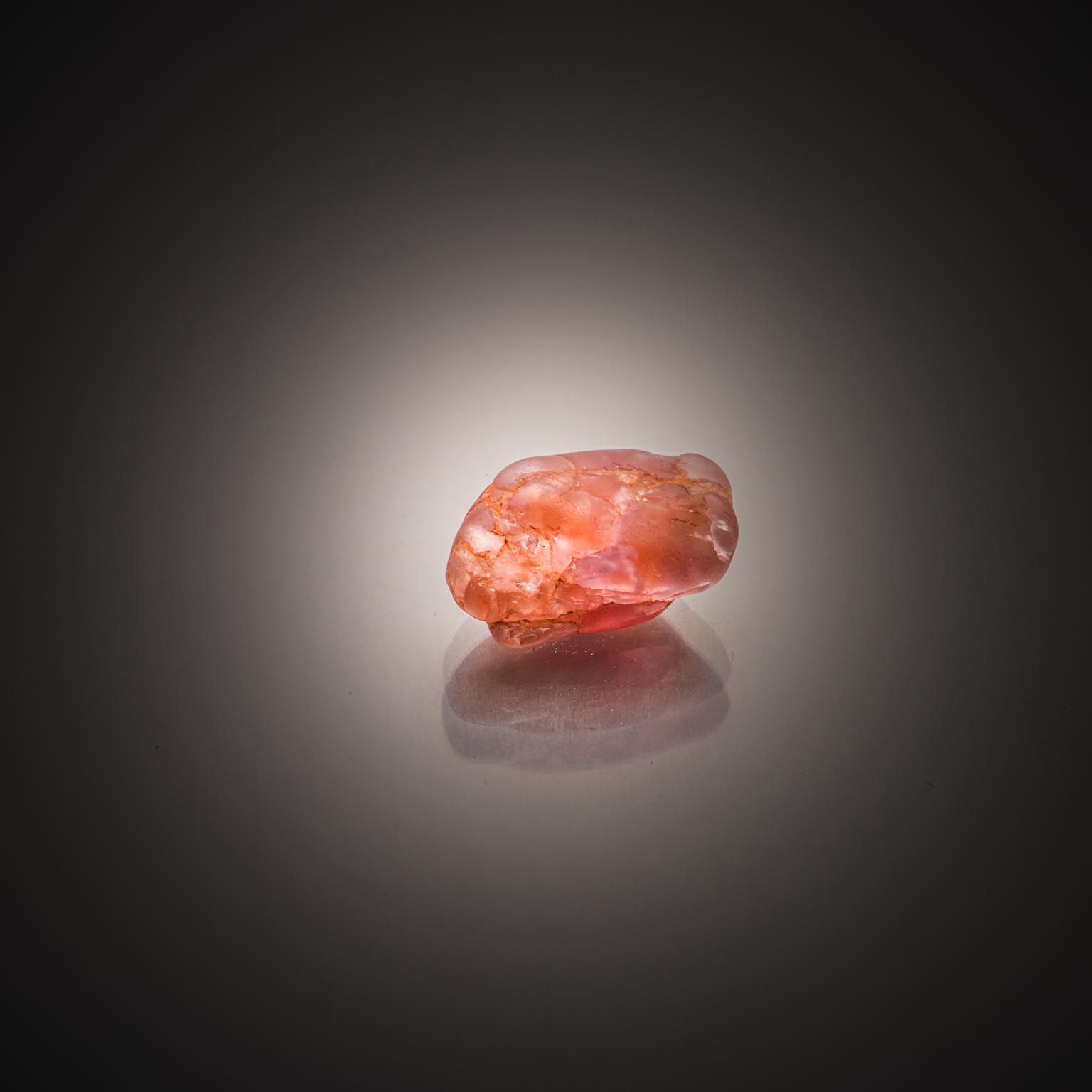 Fluorite verte octogonale sur papier. - Lazuli
