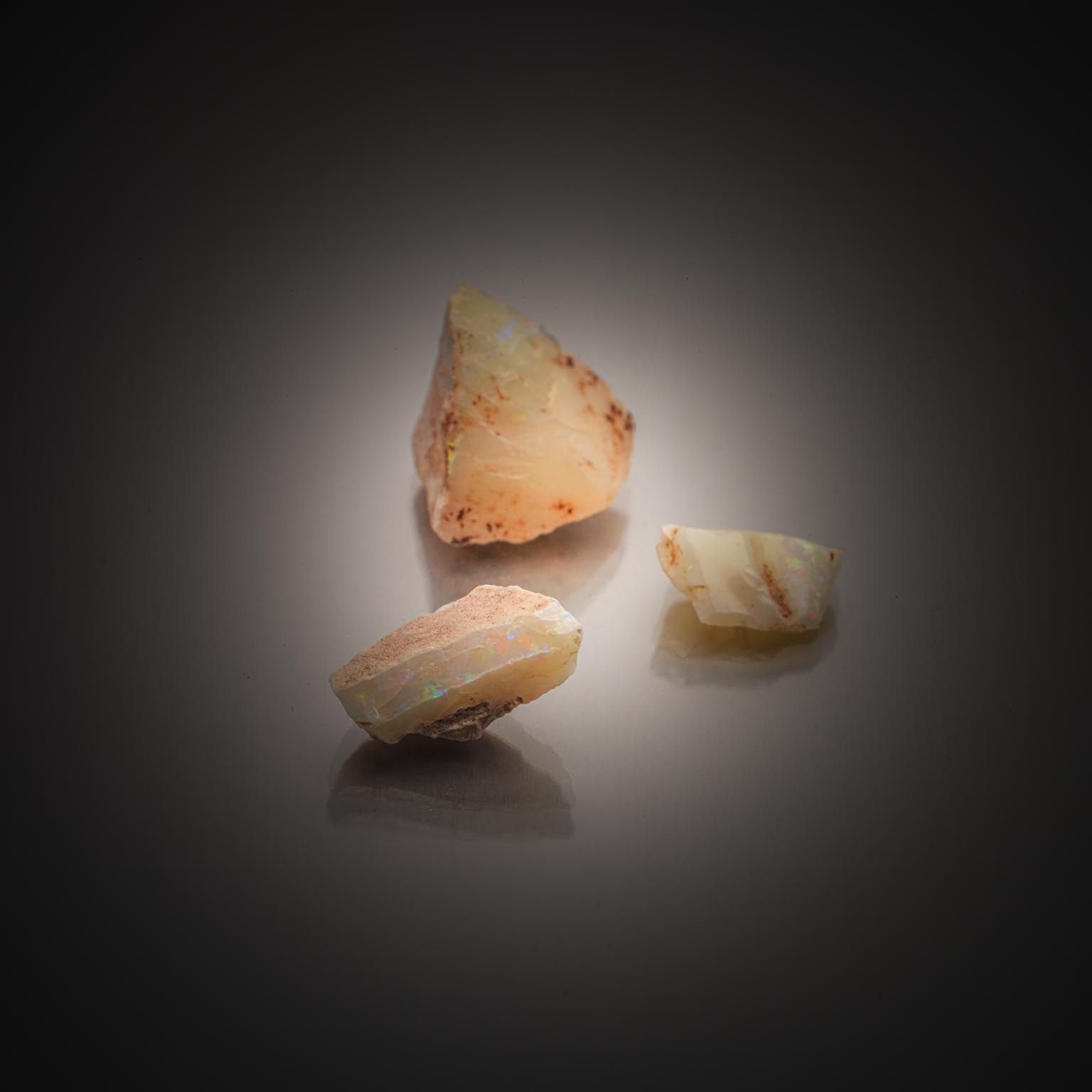 Zircon rose/orange ovale sur papier. - Lazuli
