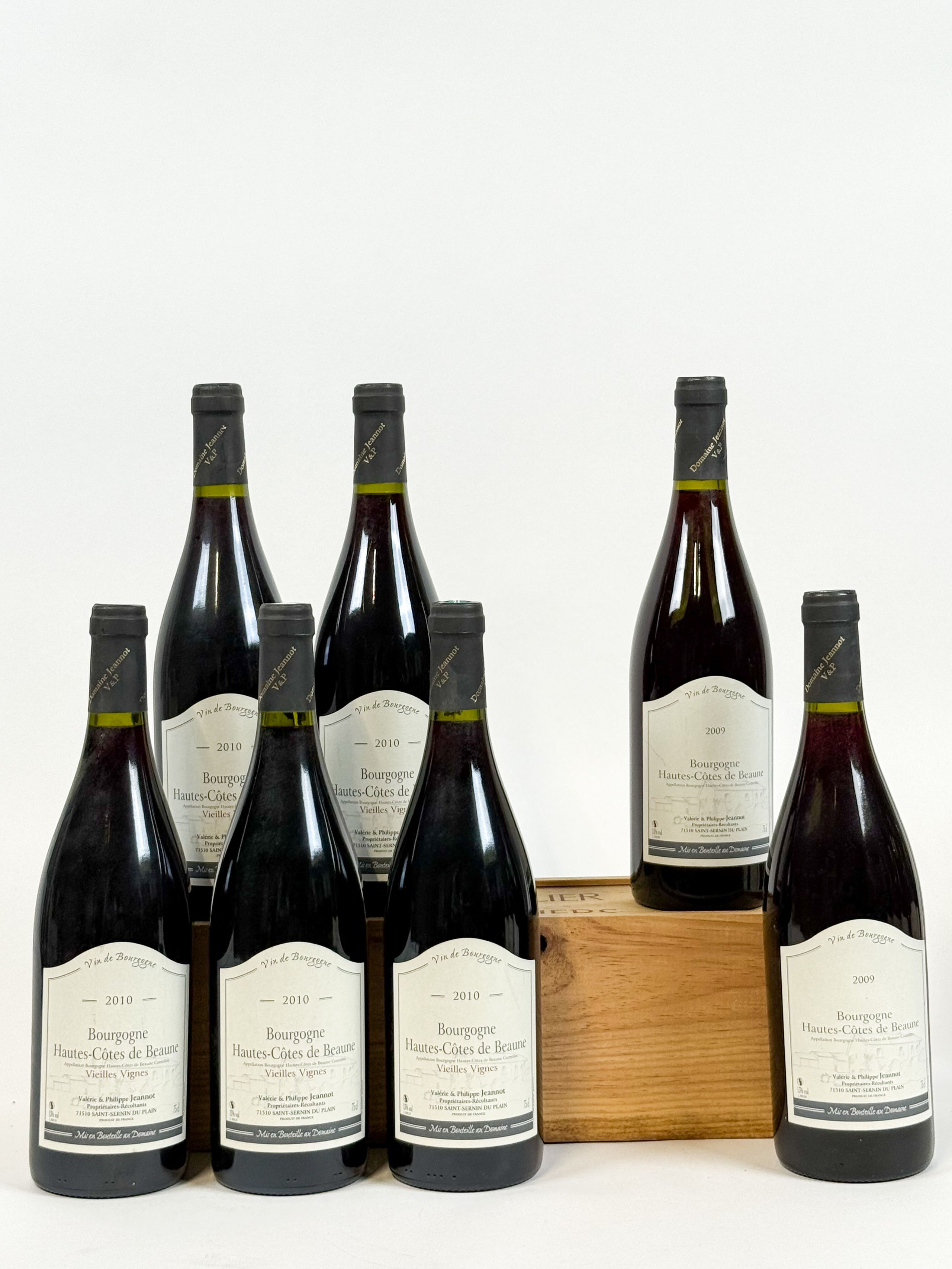 Lot de six bouteilles de liqueurs et spiritueux : - Lazuli