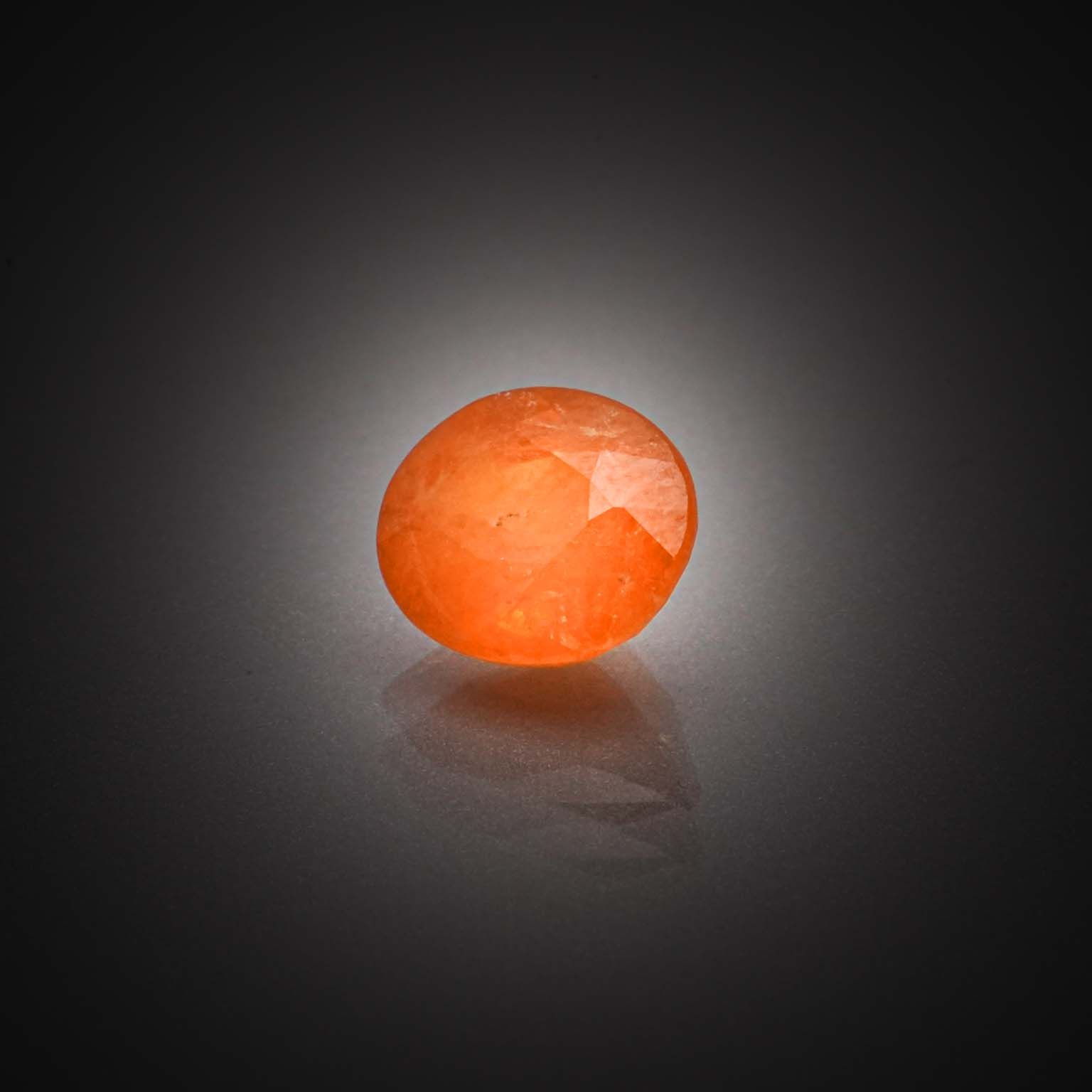 Opale poire cabochon sur papier. - Lazuli