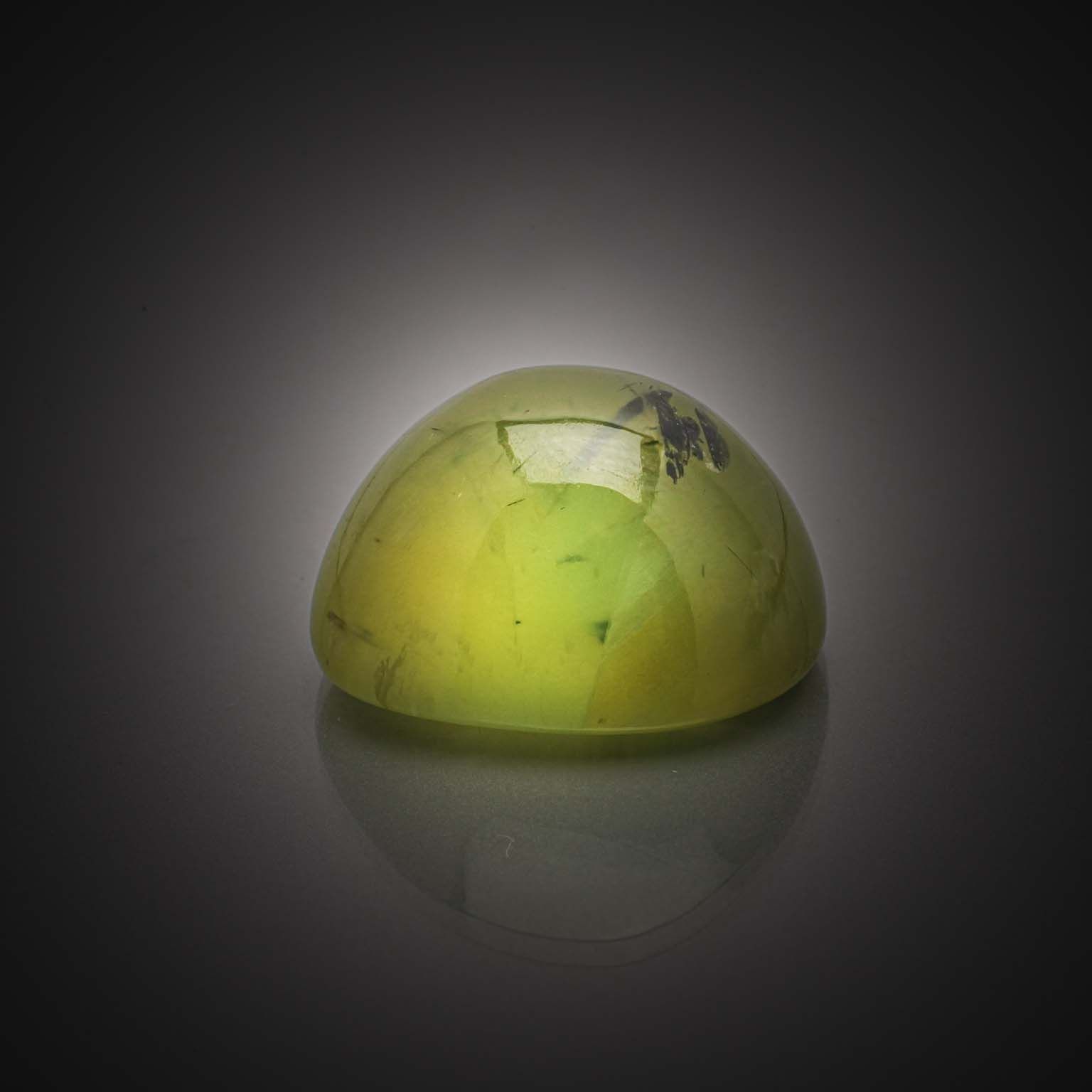 Fluorite verte rectangulaire sur papier. - Lazuli