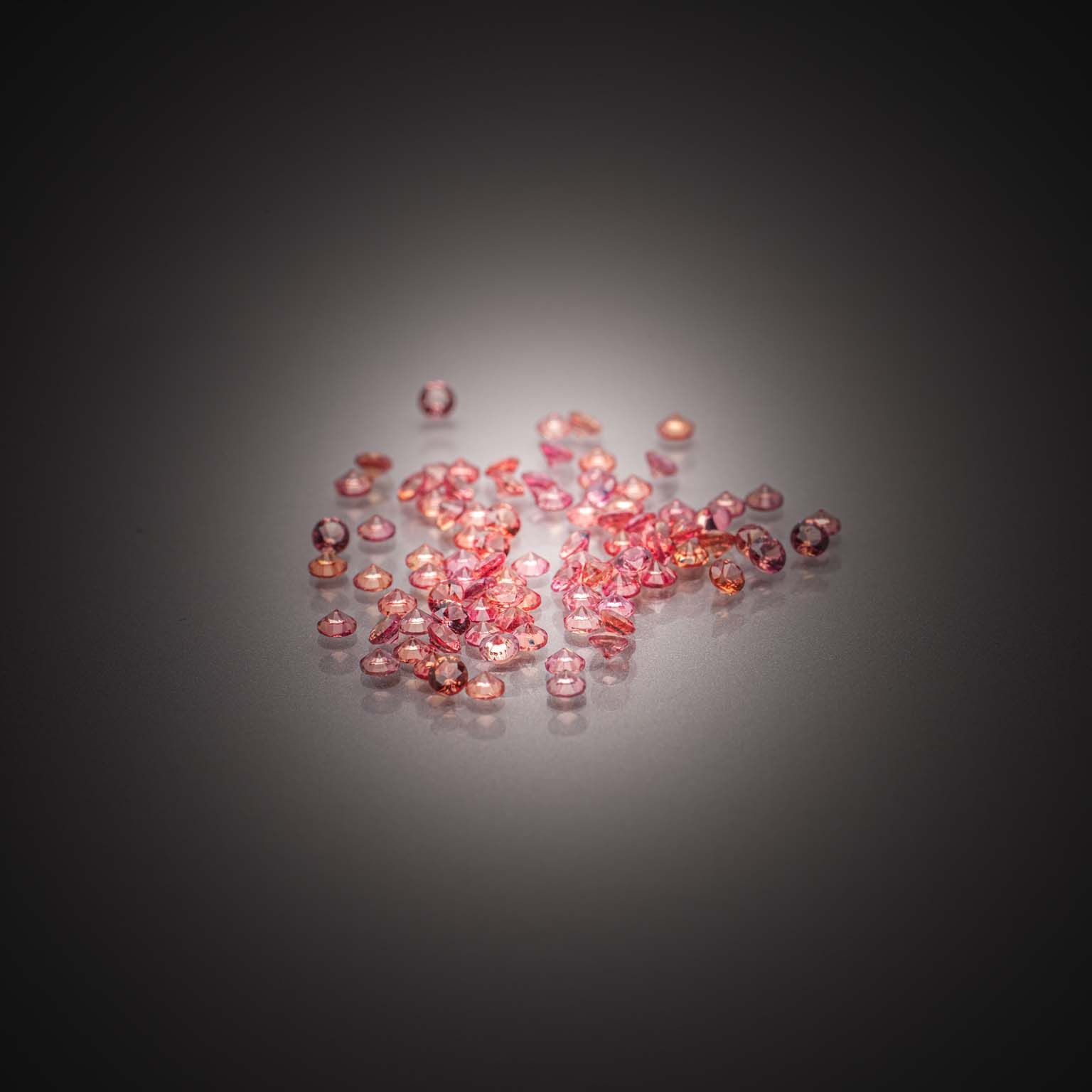Lot de saphirs padparadschas ronds sur papier. - Lazuli