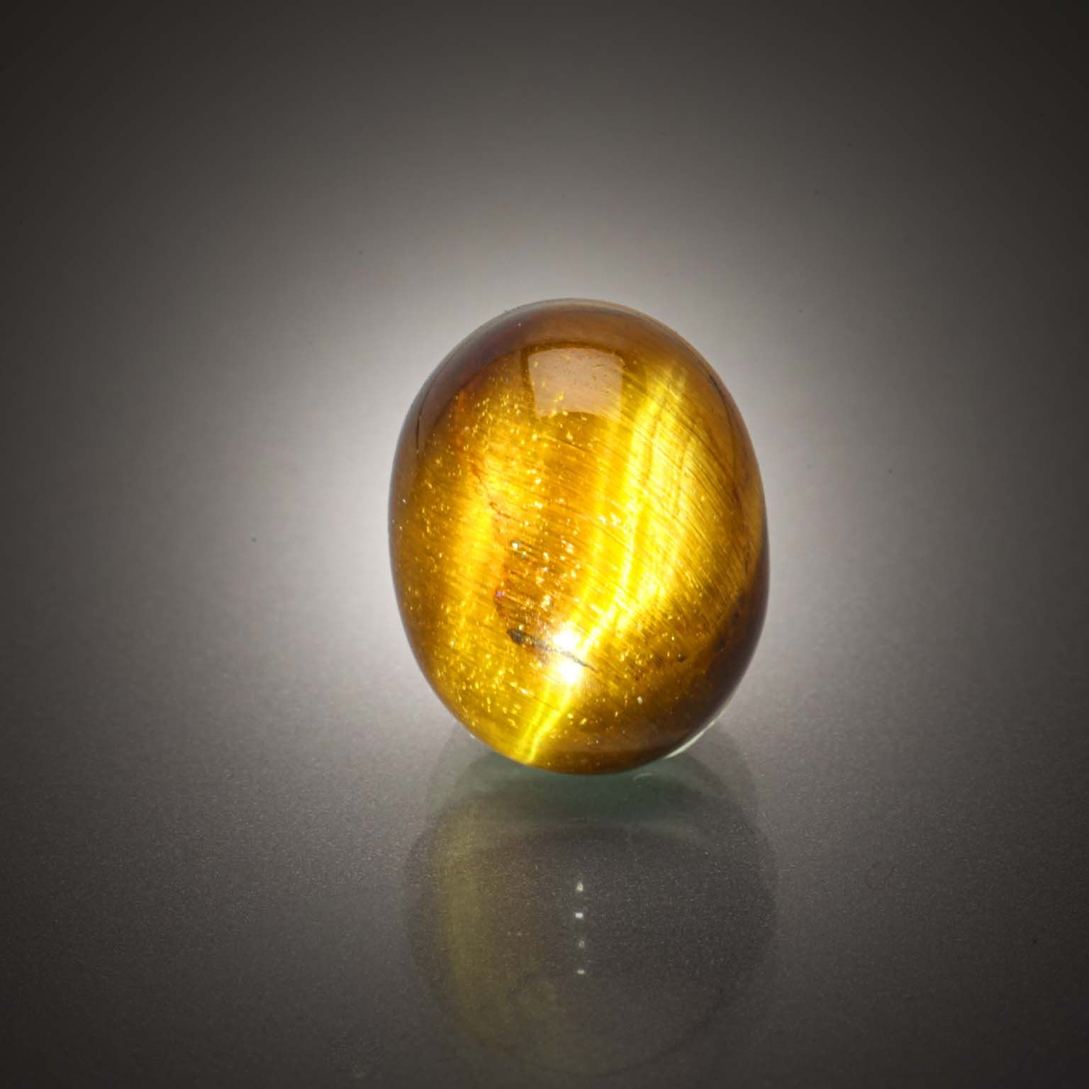 Saphir jaune ovale sur papier. - Lazuli