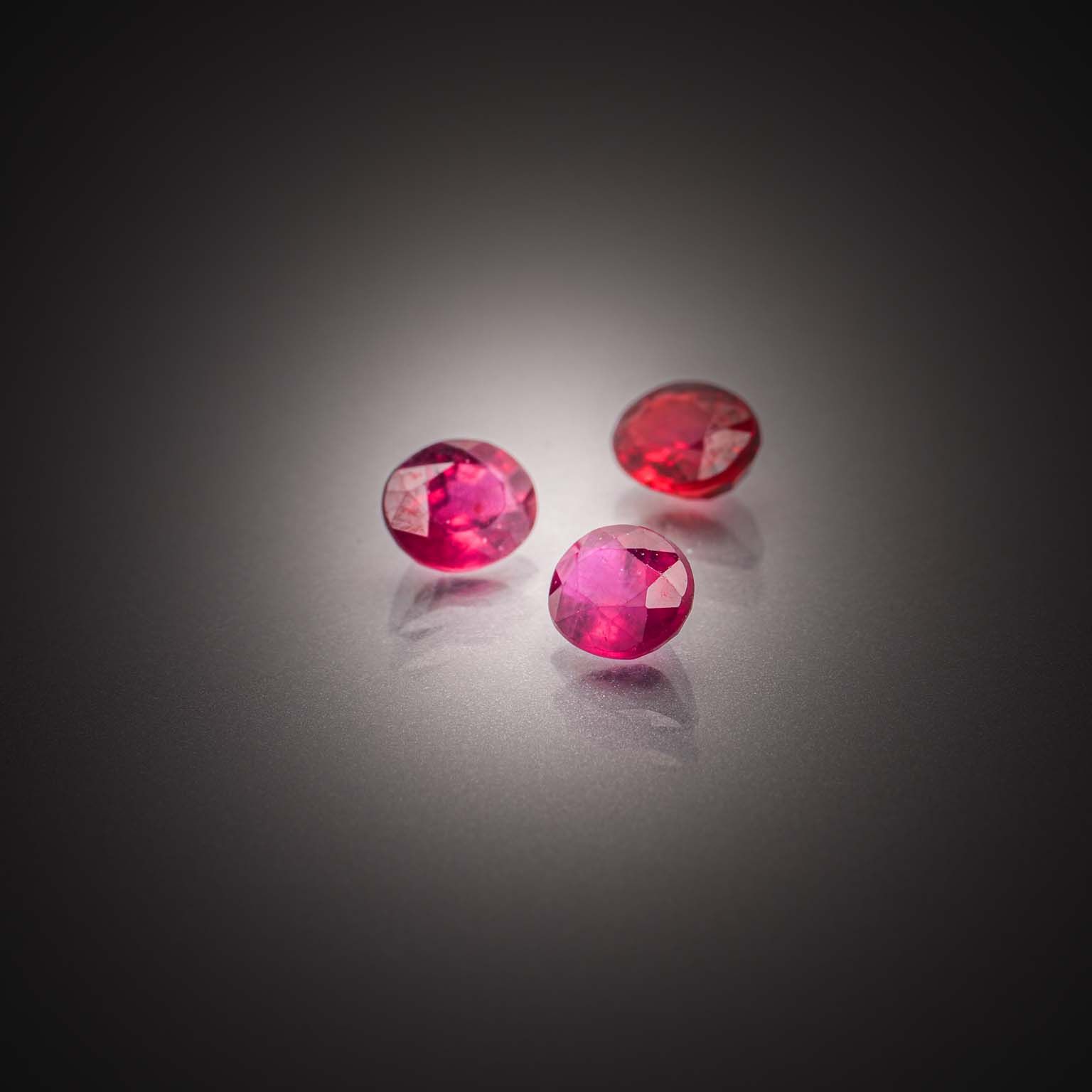 Lot de tanzanites rondes sur papier. - Lazuli