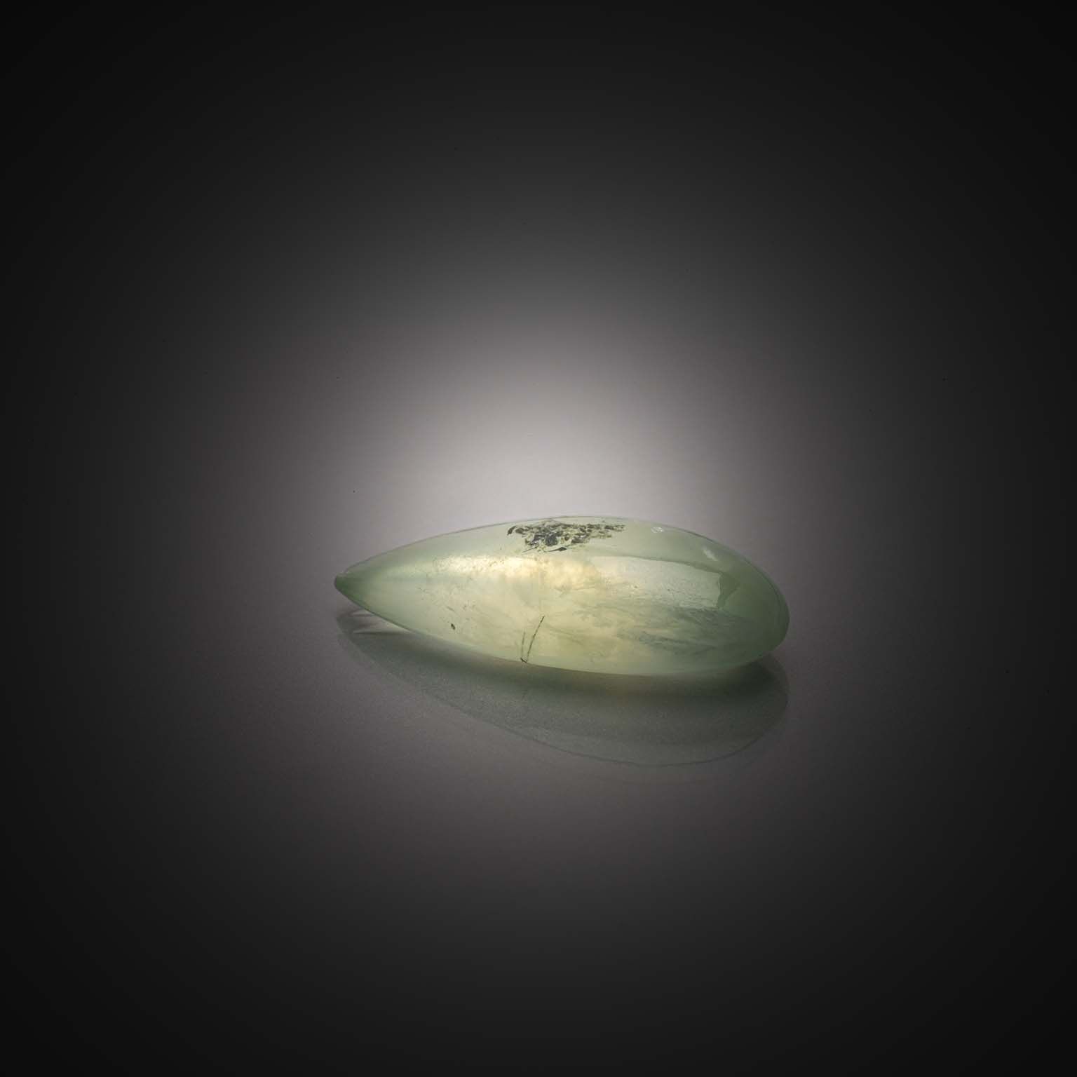 Opale ovale cabochon sur papier. - Lazuli