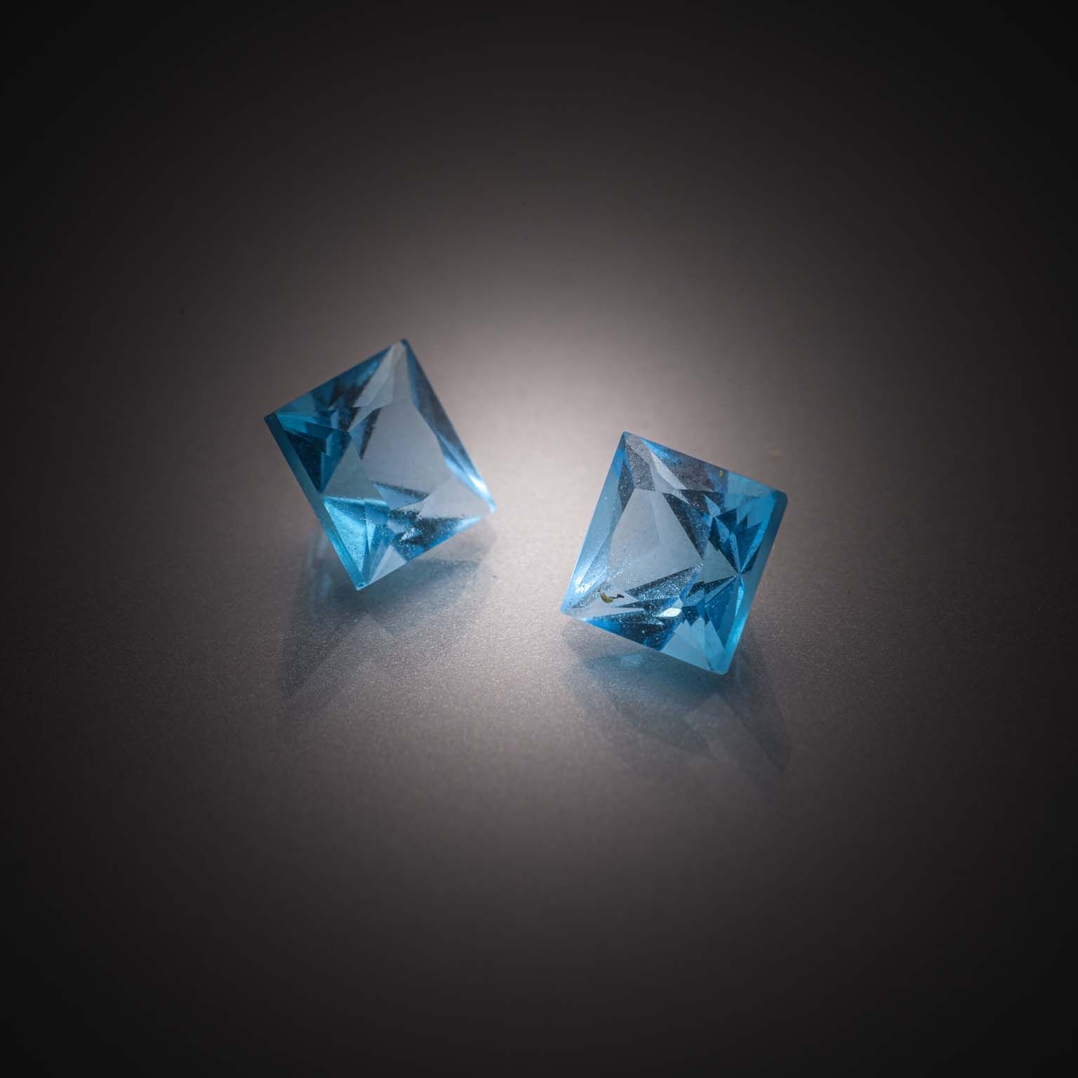 Lot de huit péridots ovales sur papier. - Lazuli