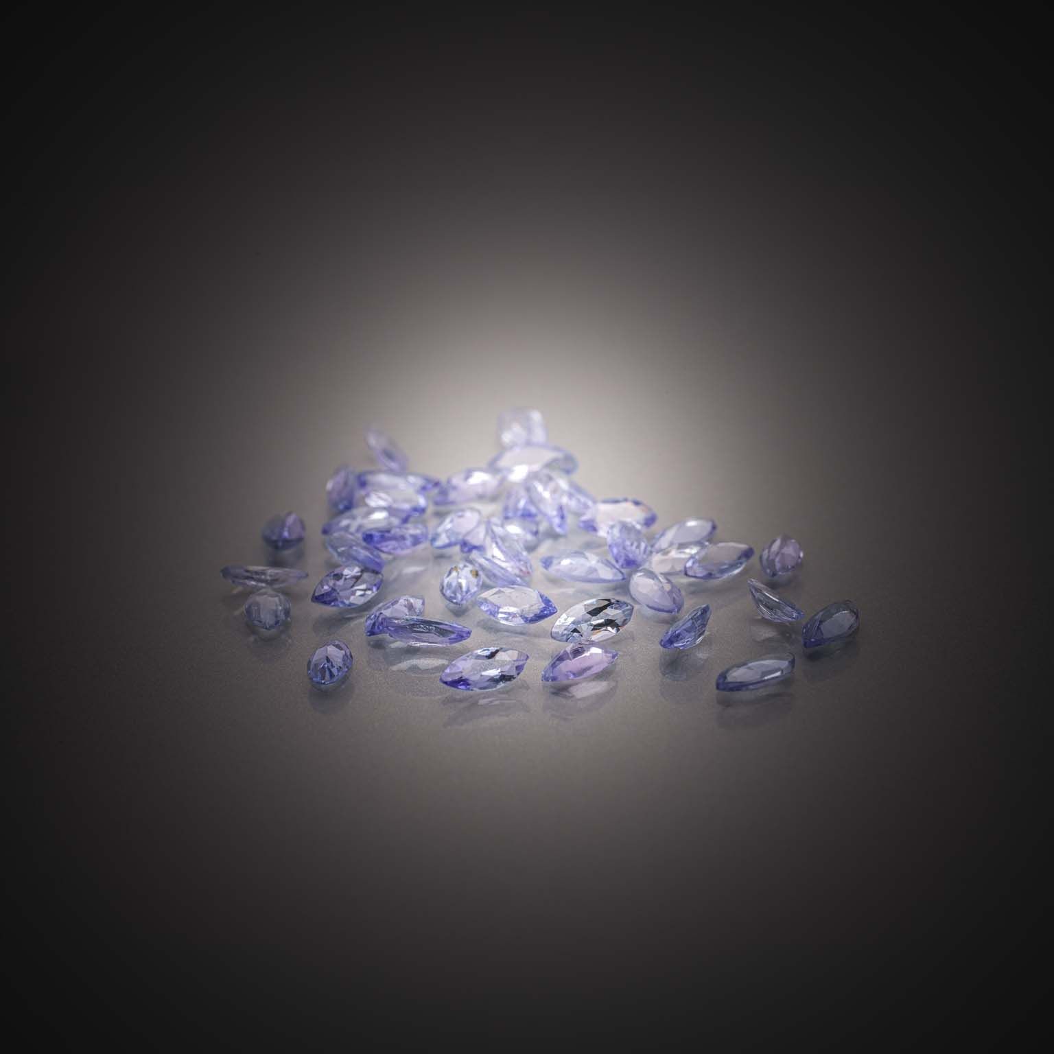Apatite verte sur papier. - Lazuli