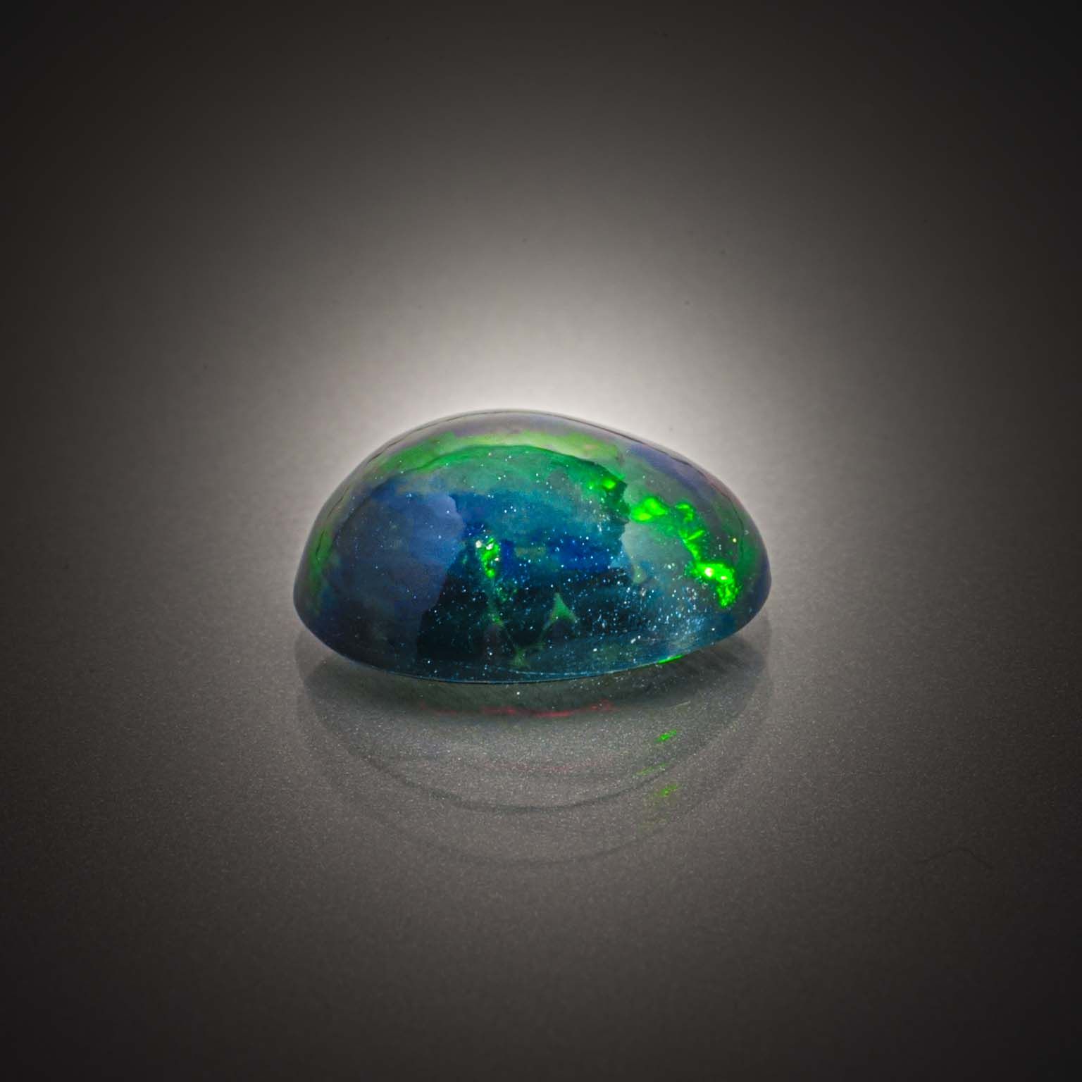 Prehnite coussin cabochon sur papier. - Lazuli