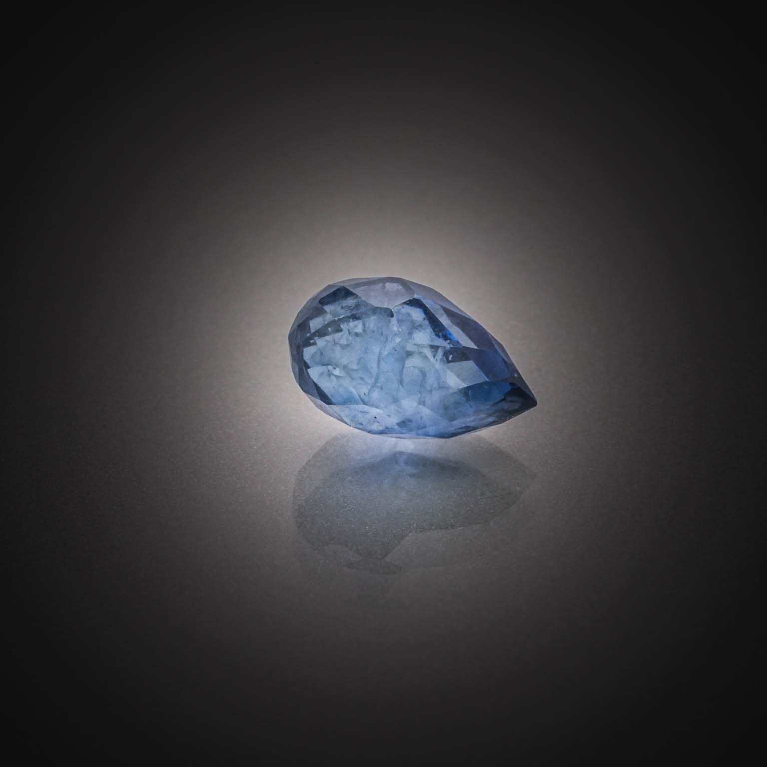 Saphir jaune ovale sur papier. - Lazuli