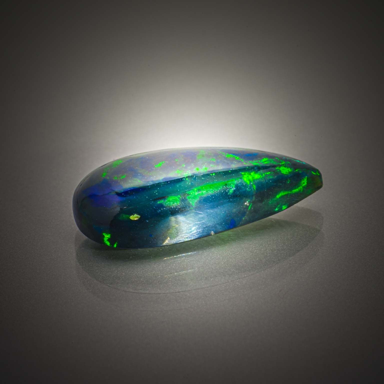 Zircon bleu ovale sur papier. - Lazuli