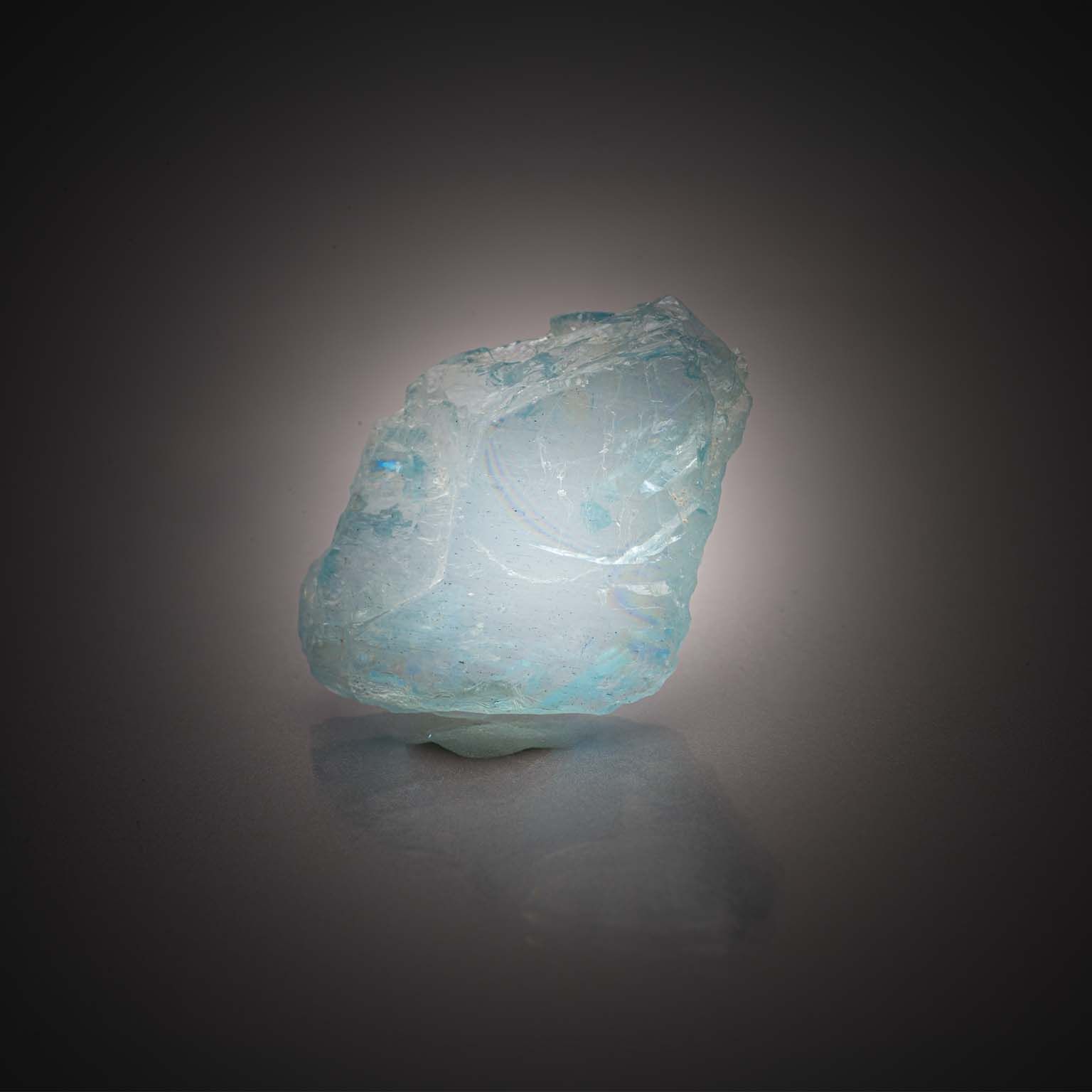 Topaze bleue ovale sur papier. - Lazuli