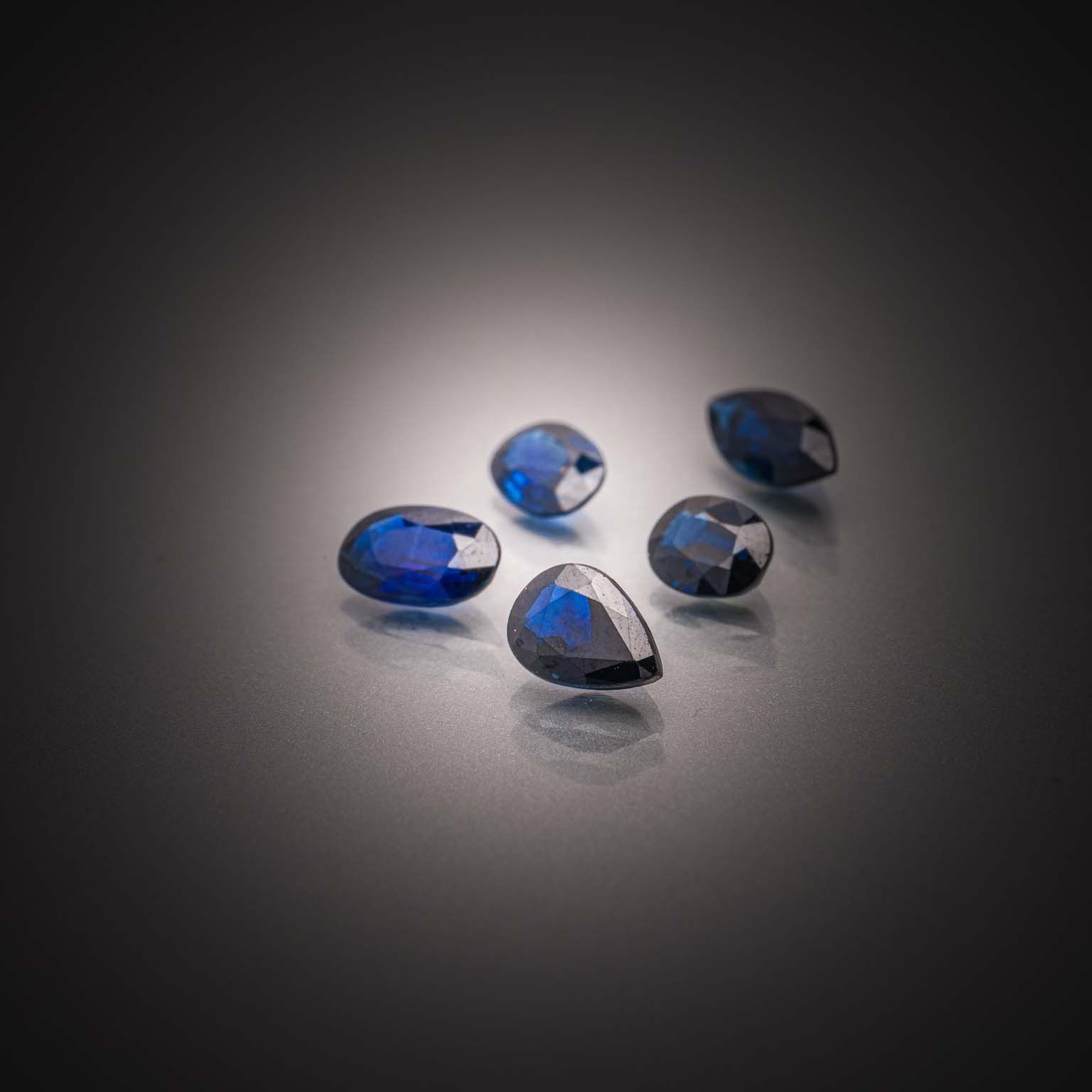 Lot de dix péridots carrés sur papier. - Lazuli