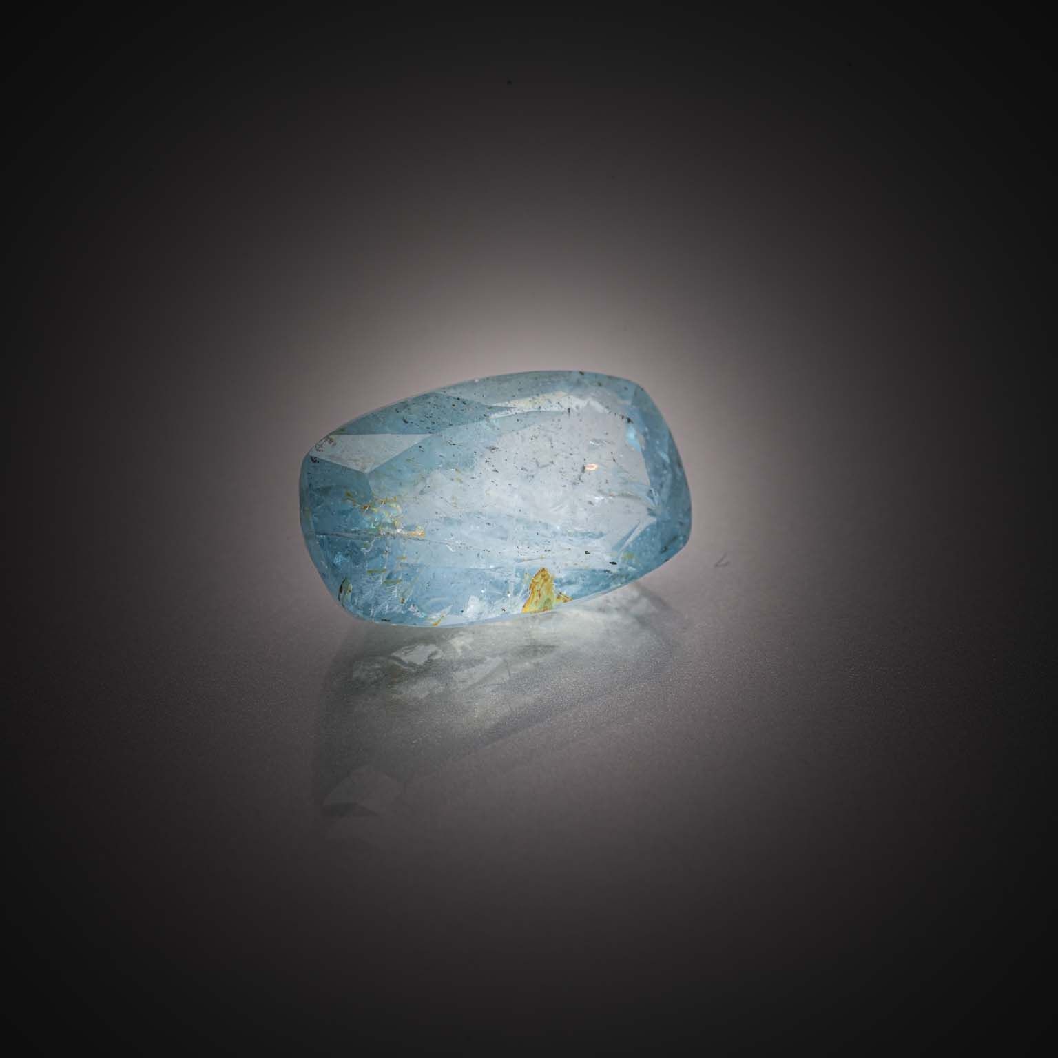 Aigue-marine rectangulaire sur papier. - Lazuli