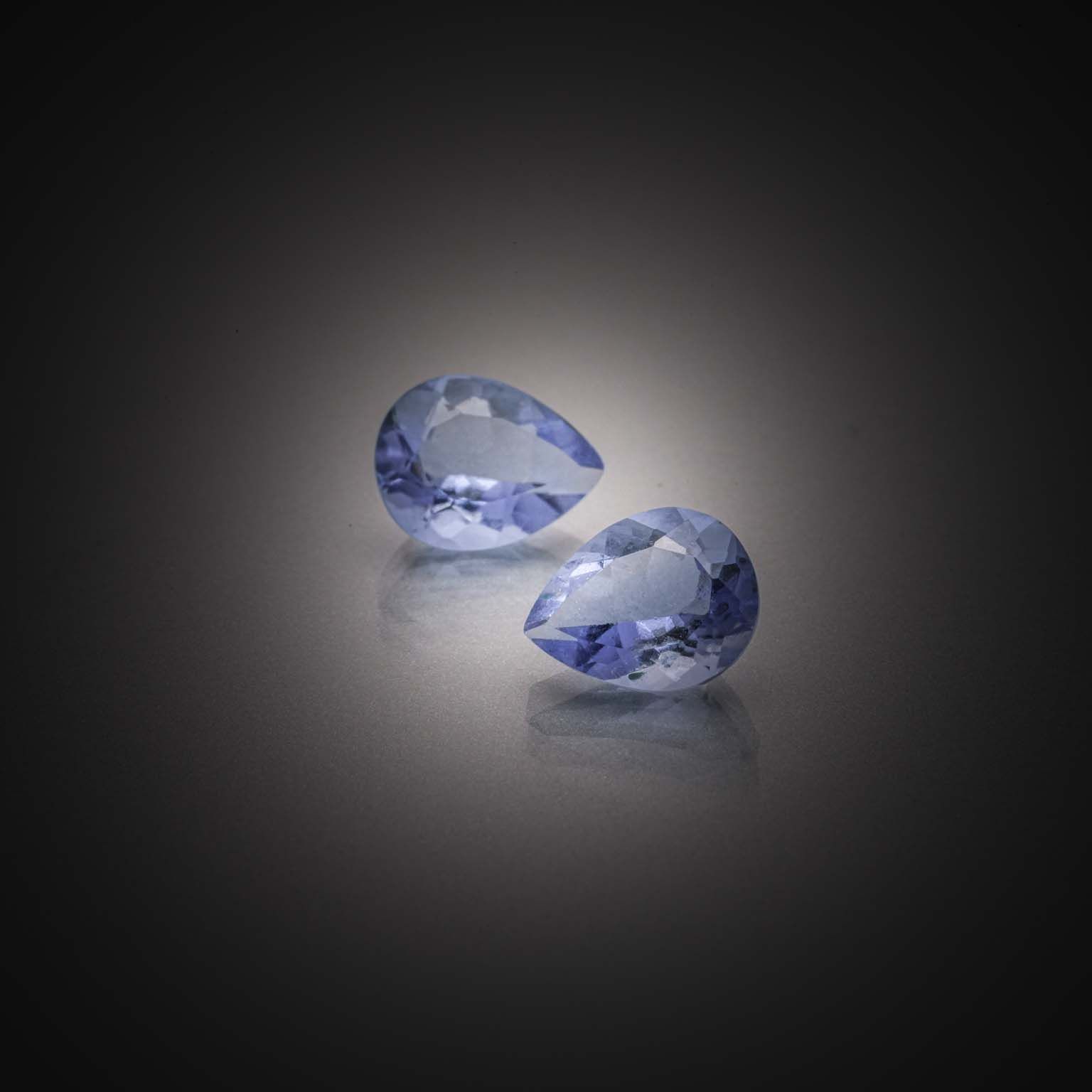 Prehnite poire cabochon sur papier. - Lazuli