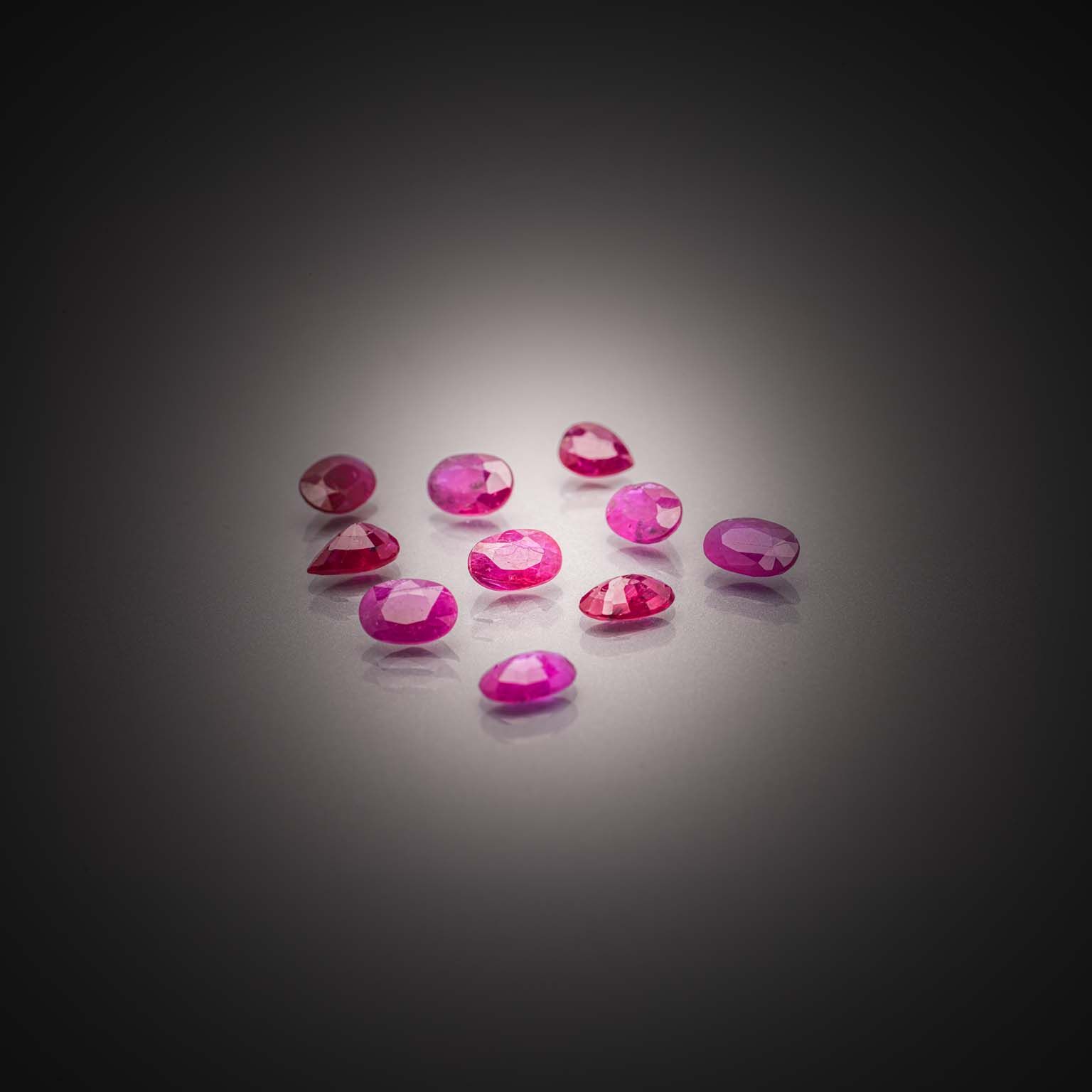 Lot de deux rubis ovales sur papier. - Lazuli