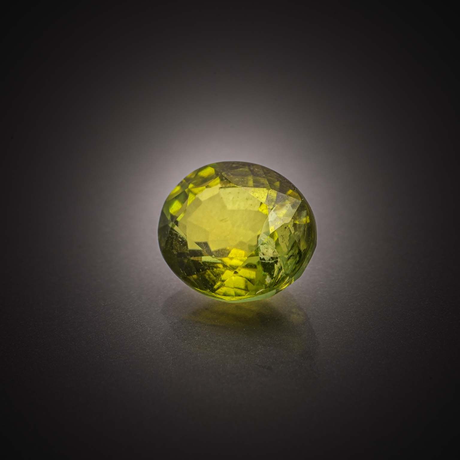 Saphir jaune coussin sur papier. - Lazuli