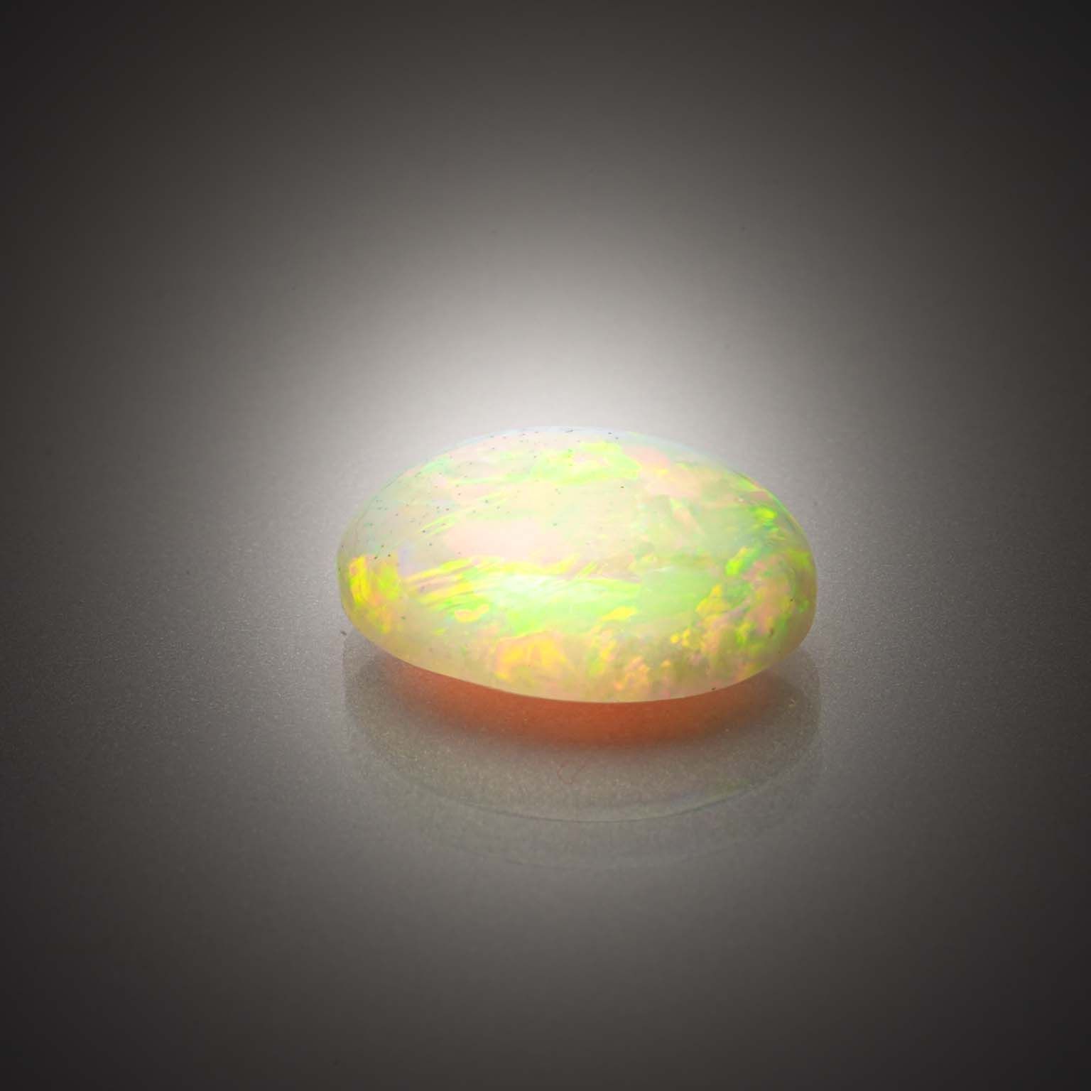 Opale ovale cabochon sur papier. - Lazuli