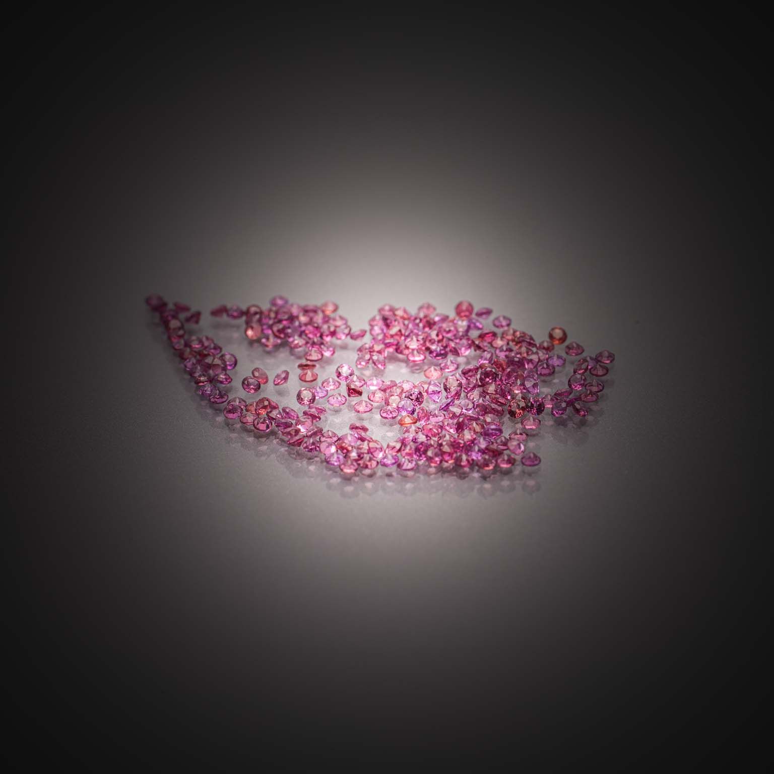 Lot de saphirs padparadschas ronds sur papier. - Lazuli
