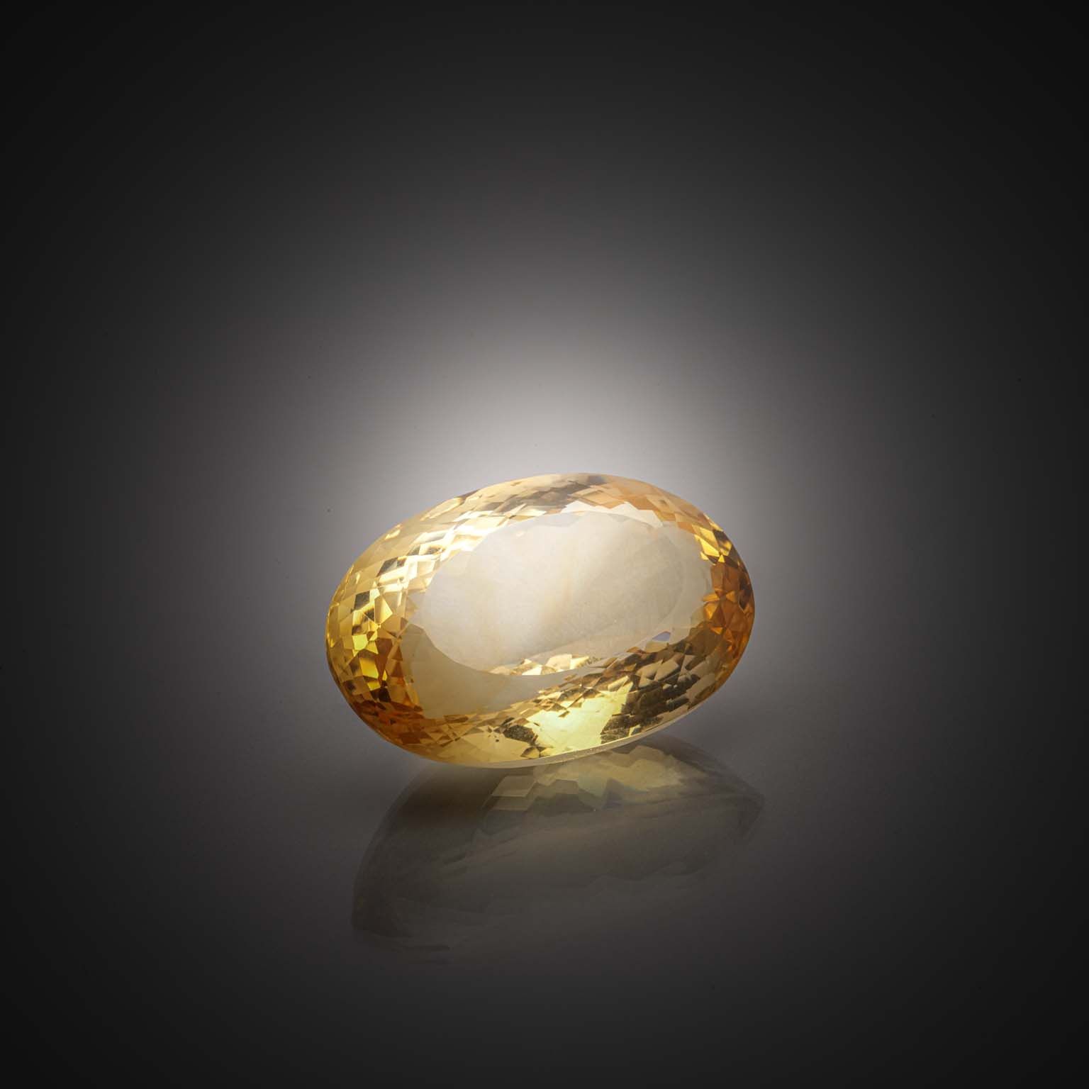Tourmaline verte ovale sur papier. - Lazuli
