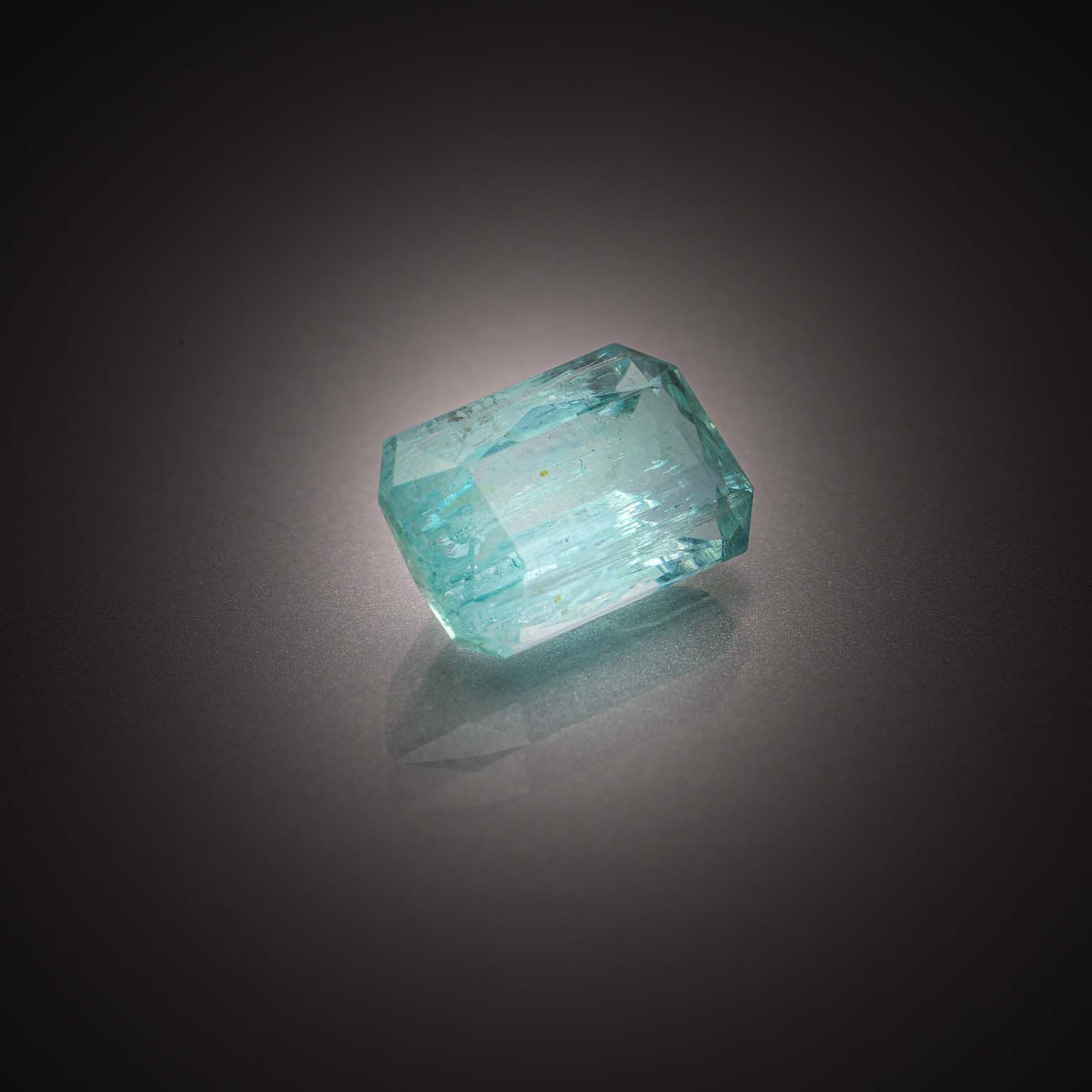 Labradorite ovale sur papier. - Lazuli