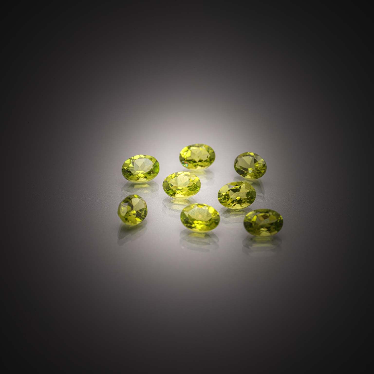 Lot de huit péridots ovales sur papier. - Lazuli