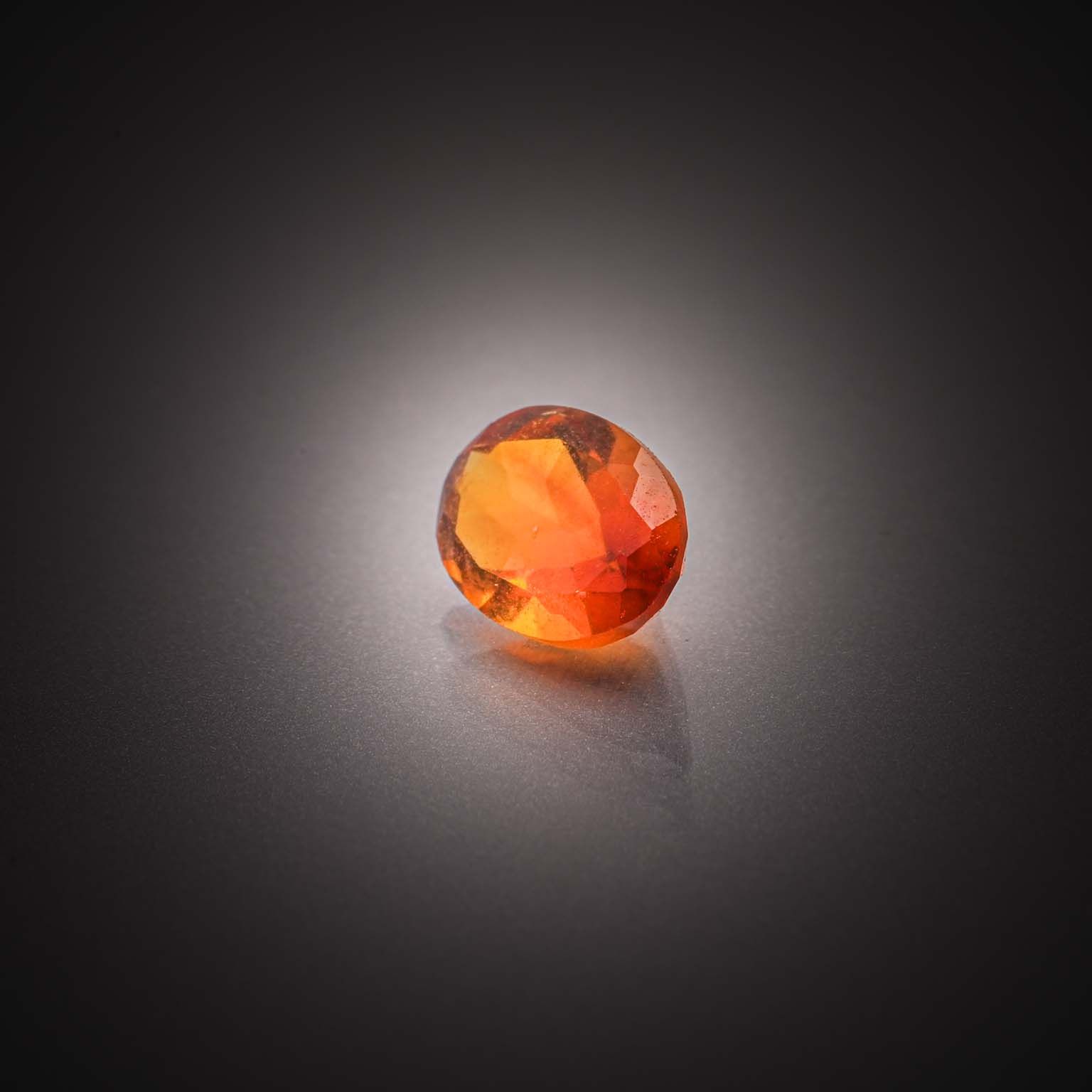 Opale poire cabochon sur papier. - Lazuli