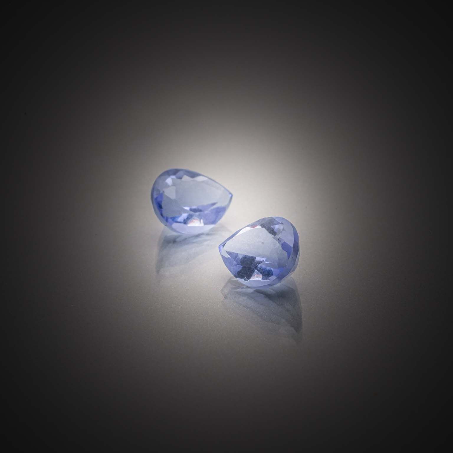 Apatite bleue ronde sur papier. - Lazuli