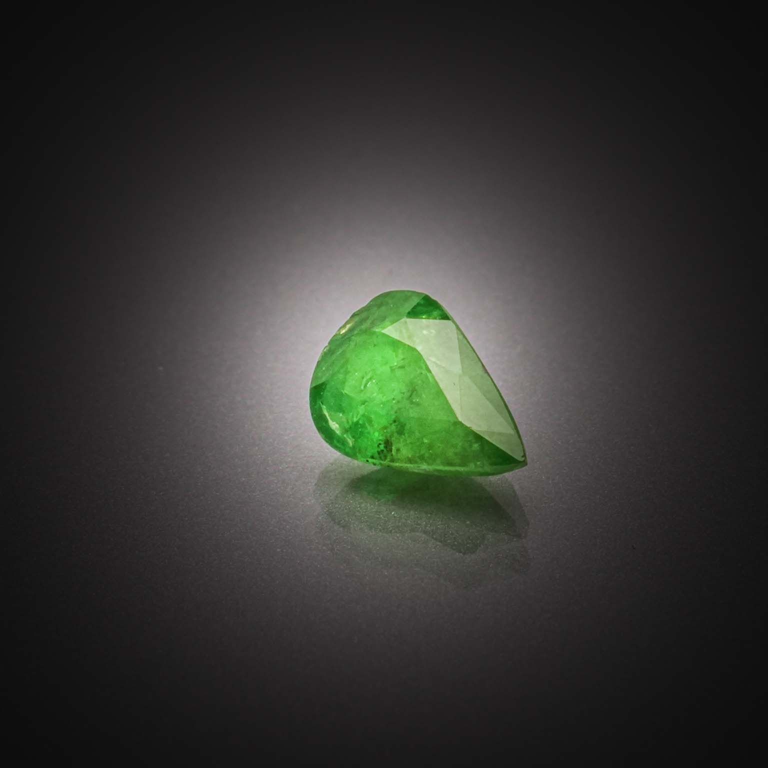 Grenat grossulaire vert poire sur papier. - Lazuli