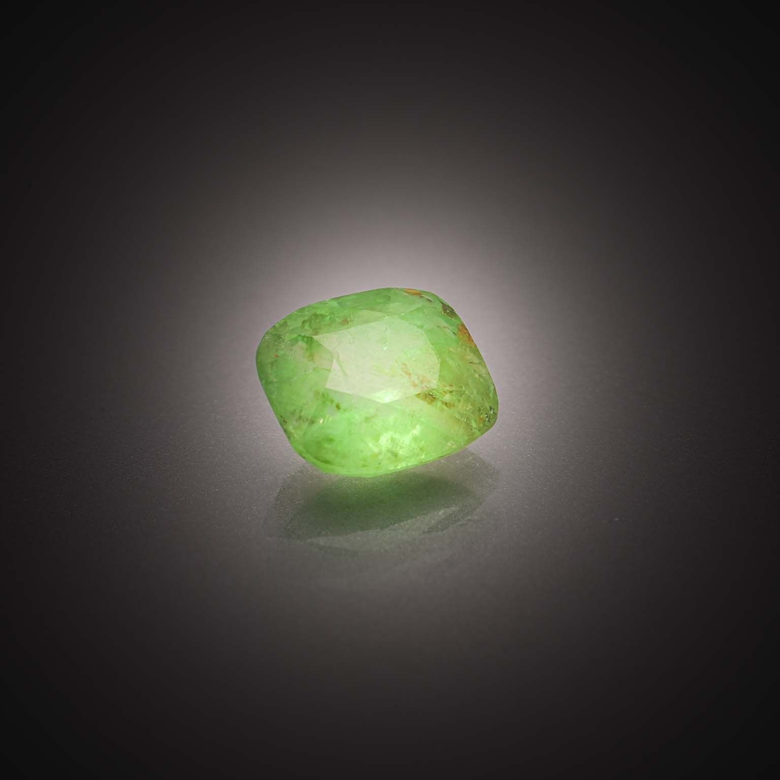 Prehnite octogonale  cabochon sur papier. - Lazuli