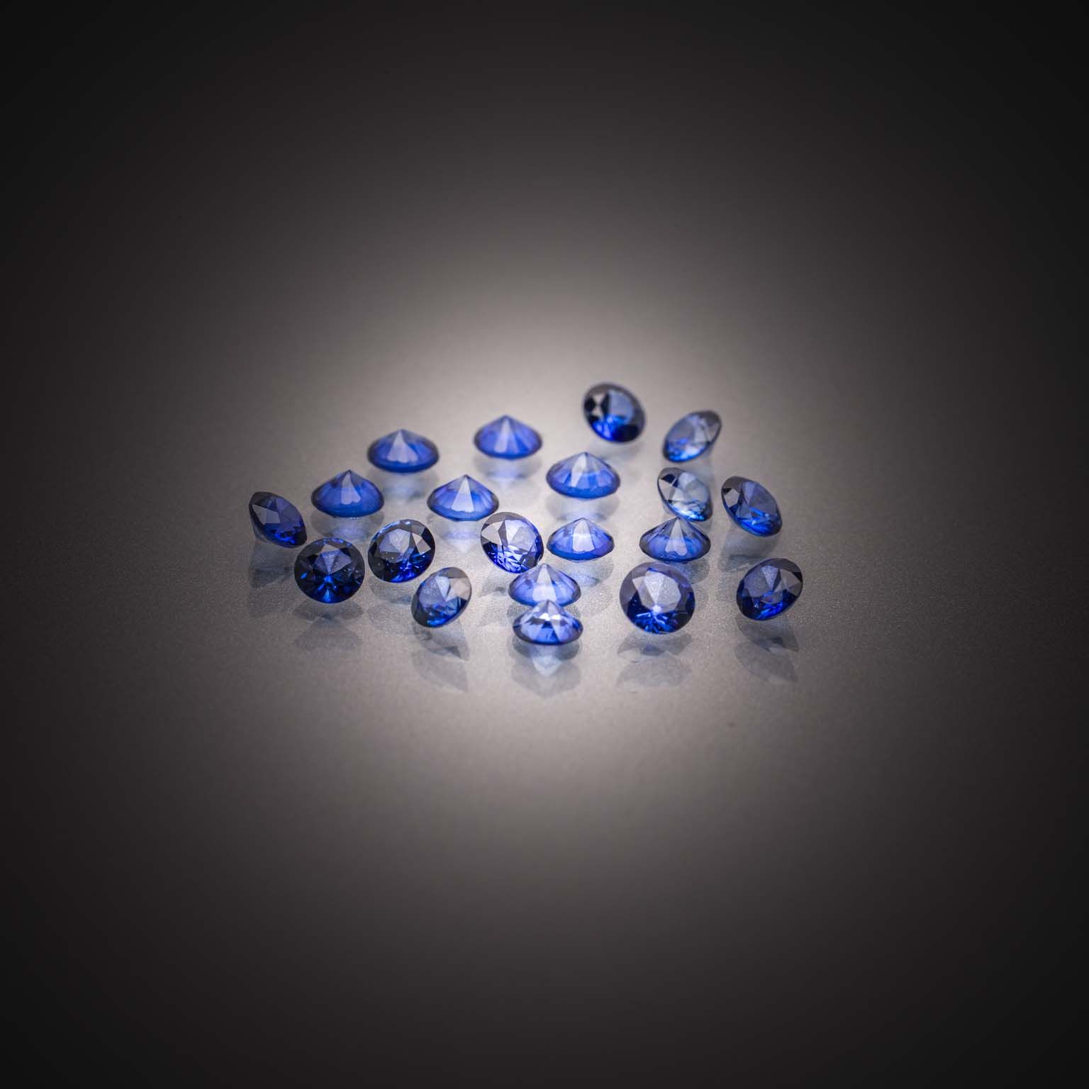 Lot de vingt saphirs ronds sur papier. - Lazuli