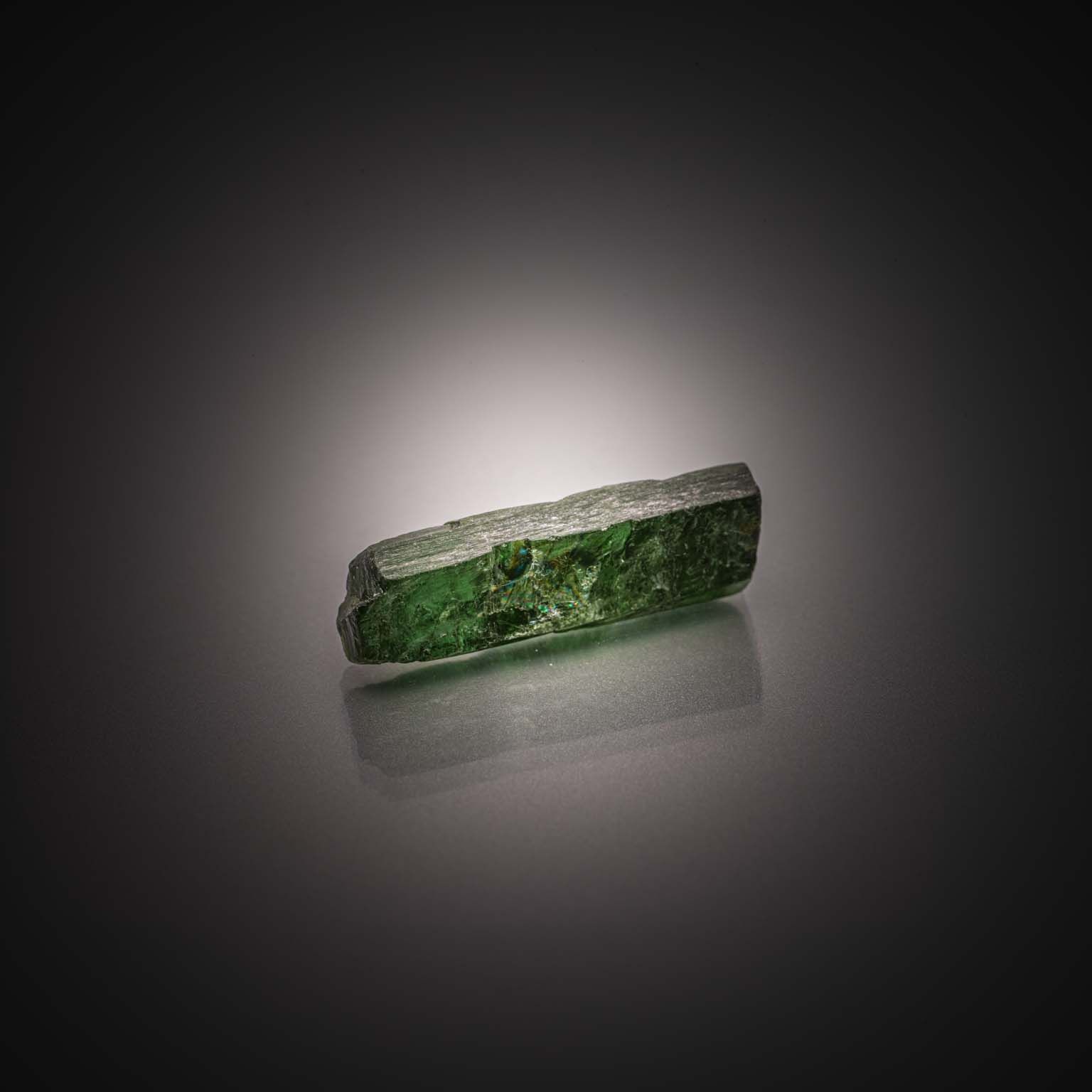 Prehnite octogonale  cabochon sur papier. - Lazuli