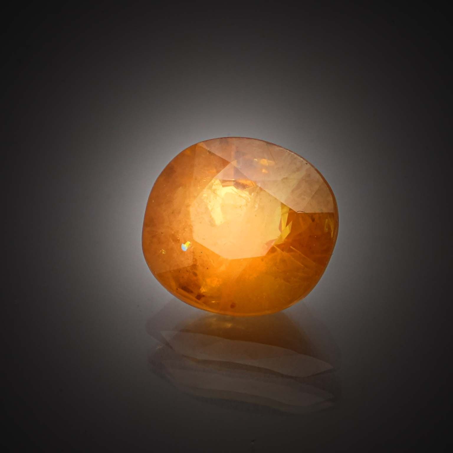 Saphir jaune coussin sur papier. - Lazuli