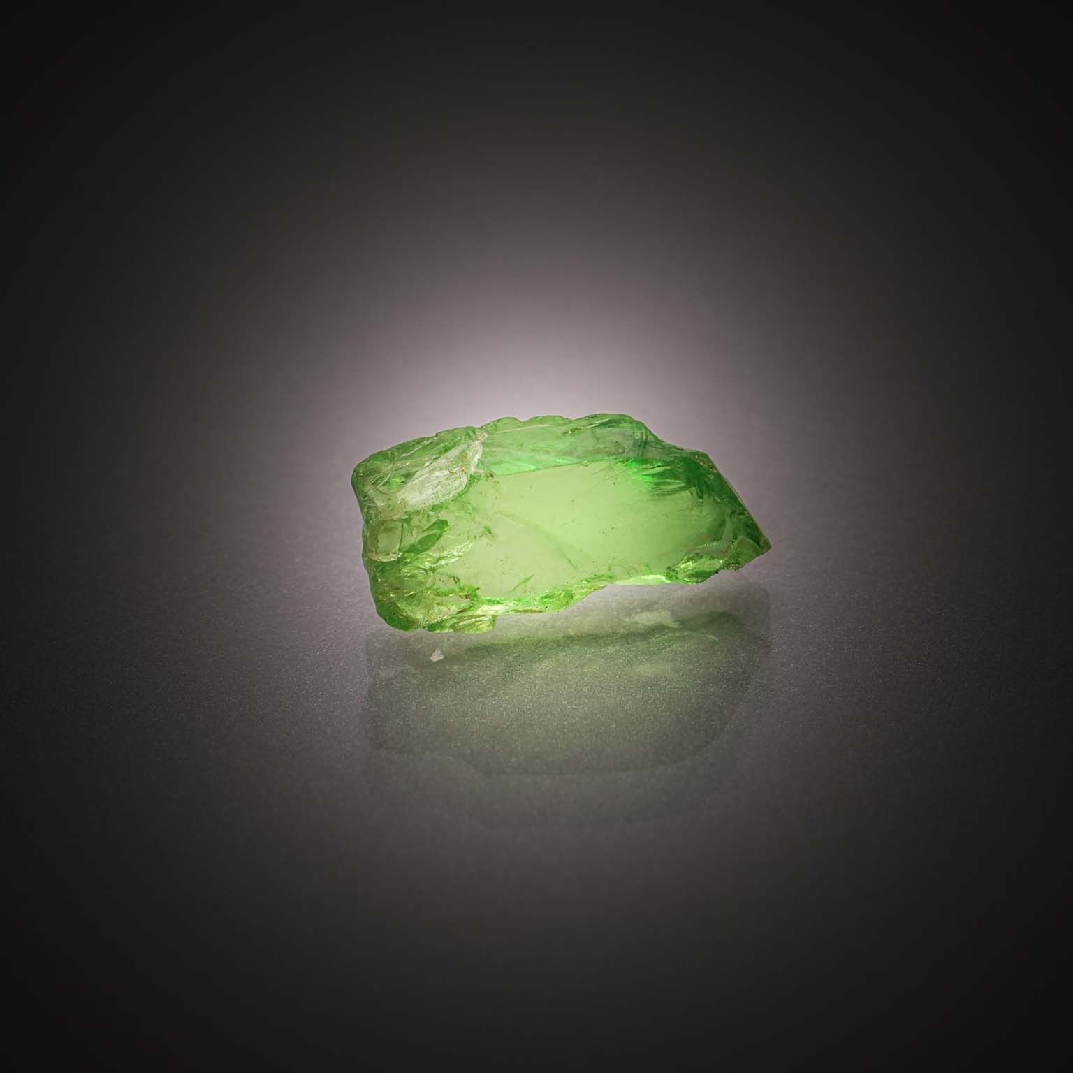 Malachite ovale cabochon sur papier. - Lazuli