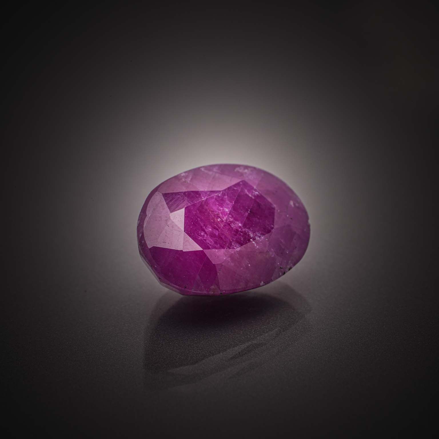 Rubis ovale sur papier. - Lazuli