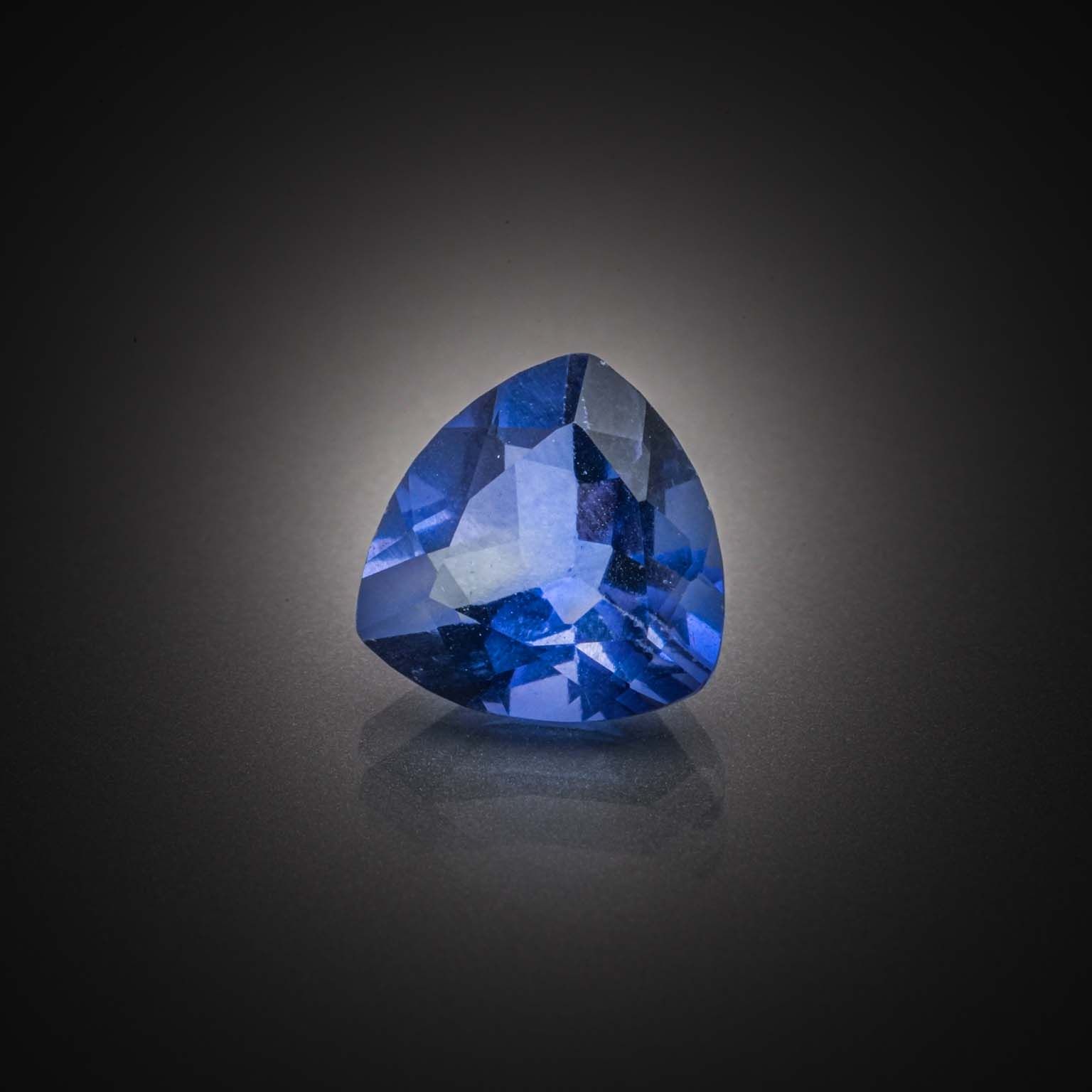 Lot d&rsquo;émeraudes rondes sur papier. - Lazuli
