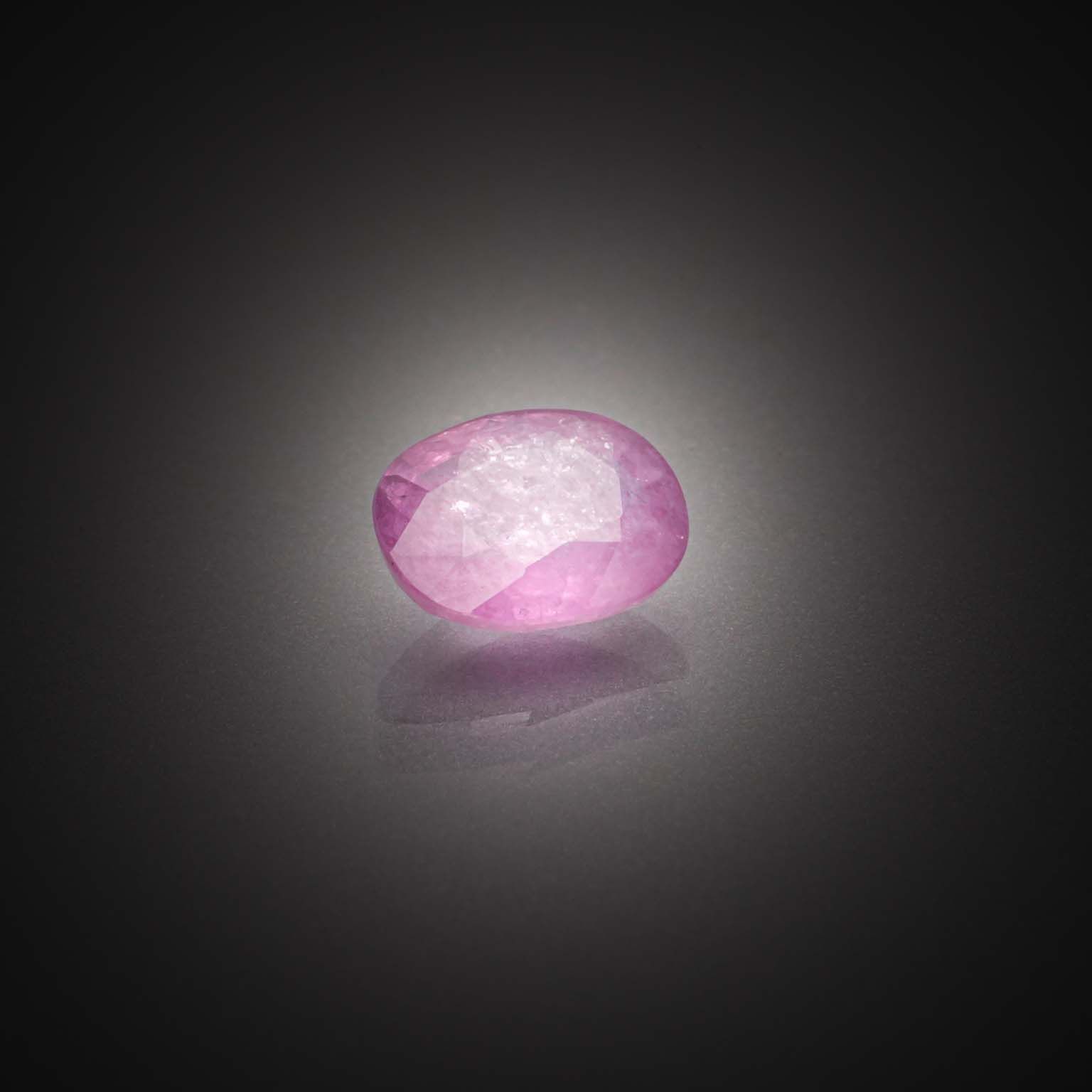 Spinelle rose brut sur papier. - Lazuli