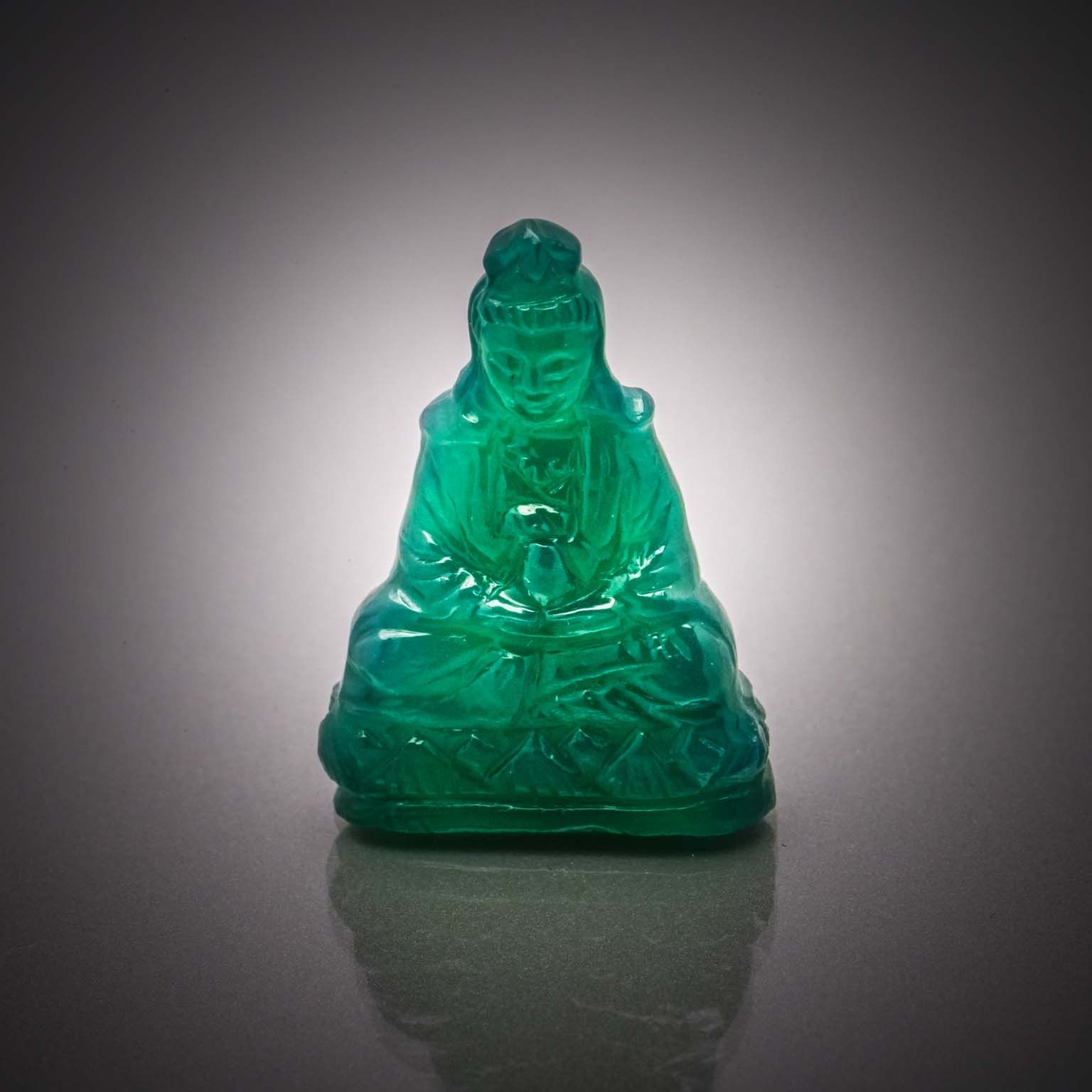 Calcédoine verte stylisant une guanyin sur papier. - Lazuli