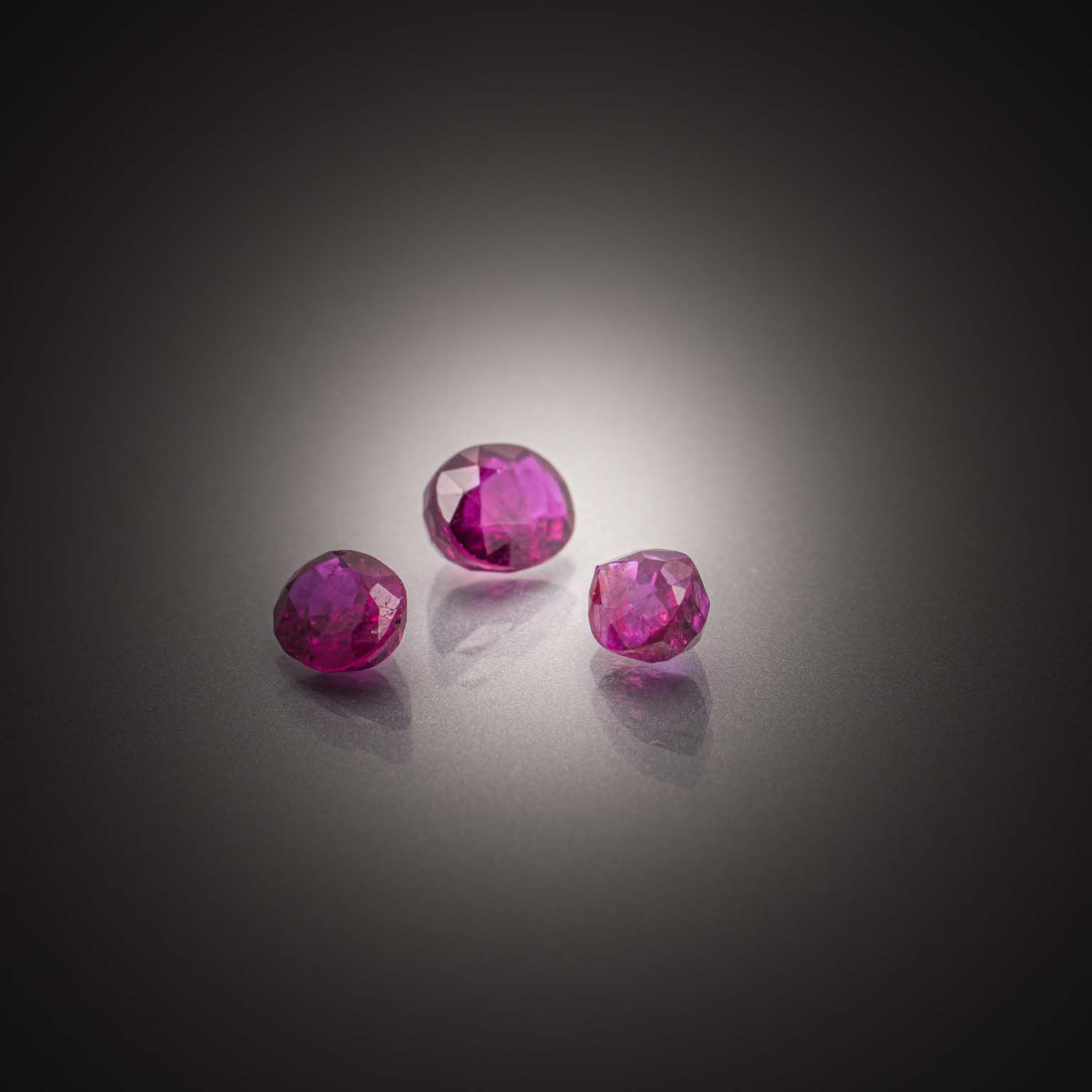 Grenat rhodolite coussin sur papier. - Lazuli