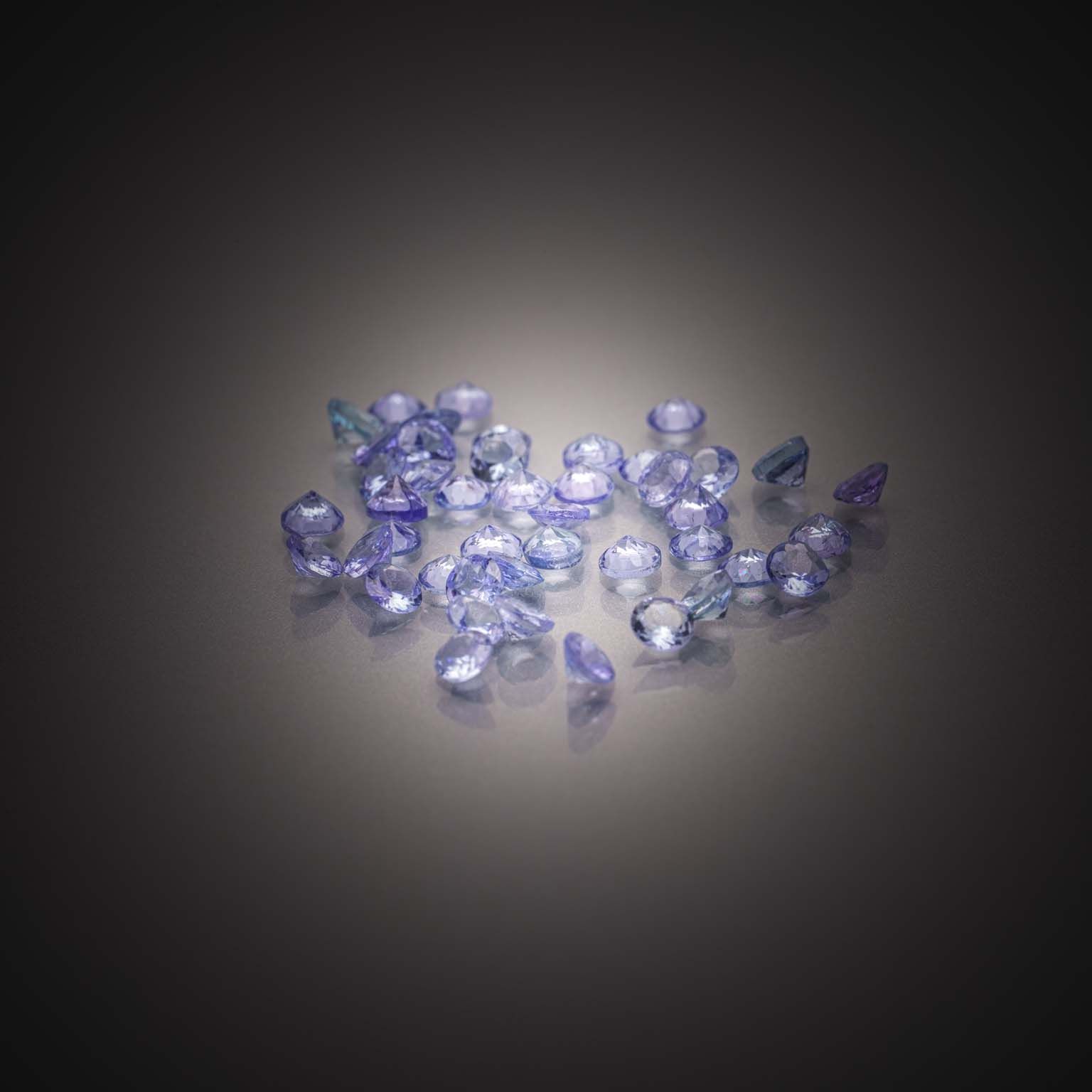 Lot de tanzanites rondes sur papier. - Lazuli