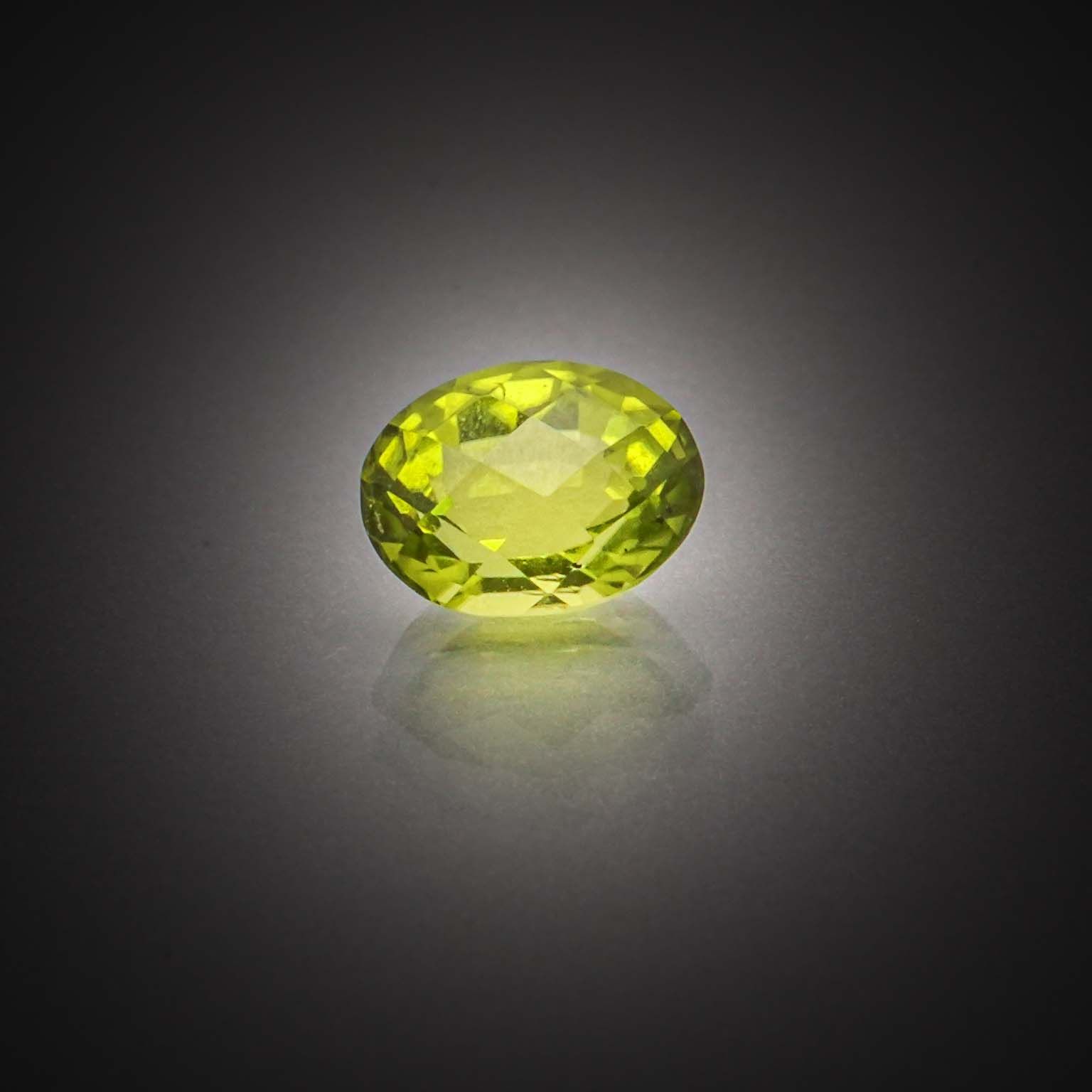 Prehnite octogonale  cabochon sur papier. - Lazuli