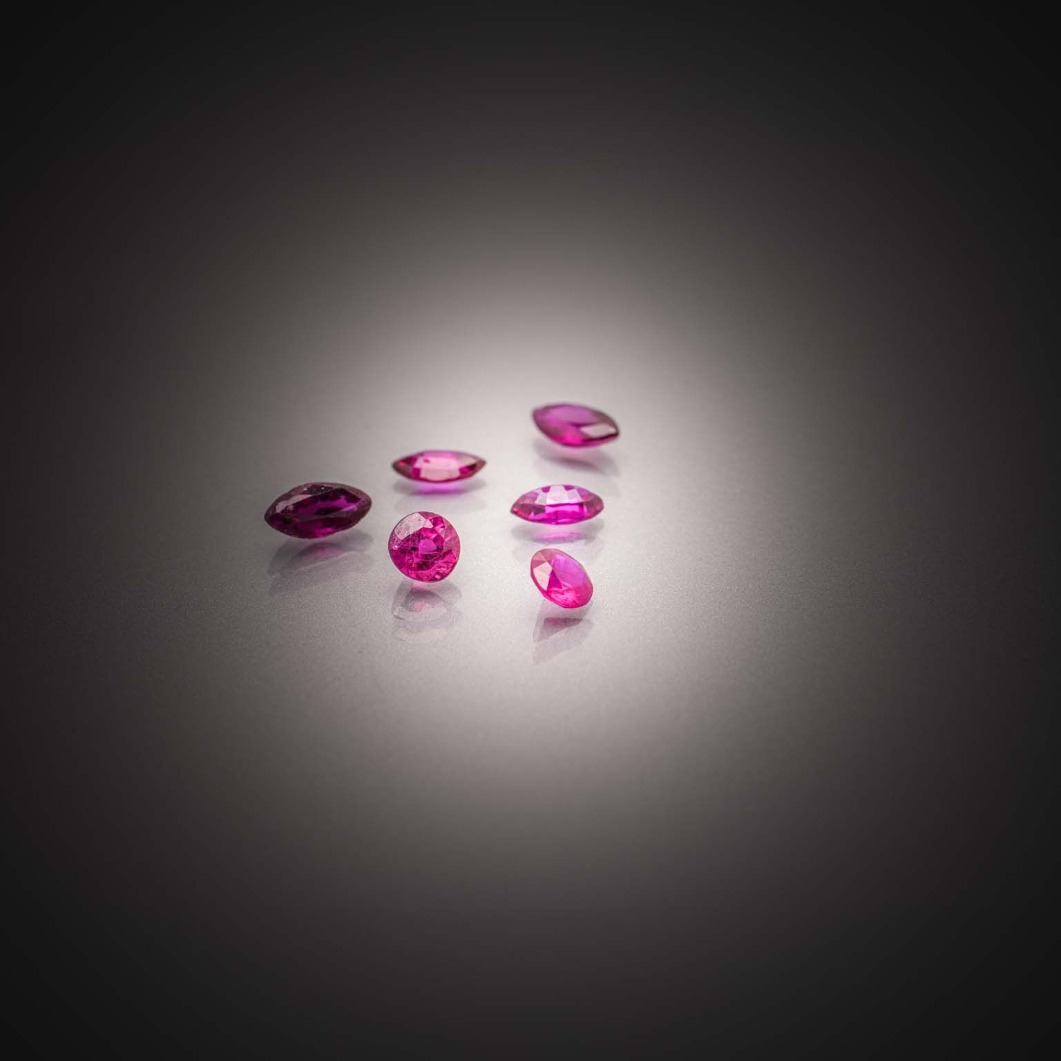 Lot de saphirs padparadschas ronds sur papier. - Lazuli