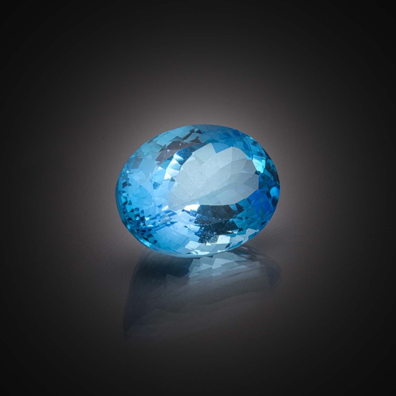 Topaze bleue (Swiss Blue) ovale sur papier. - Lazuli