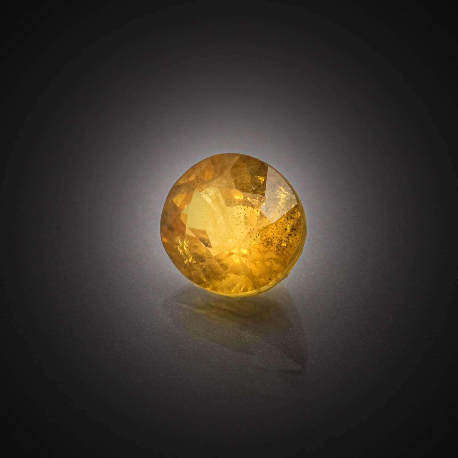 Saphir jaune ovale sur papier. - Lazuli